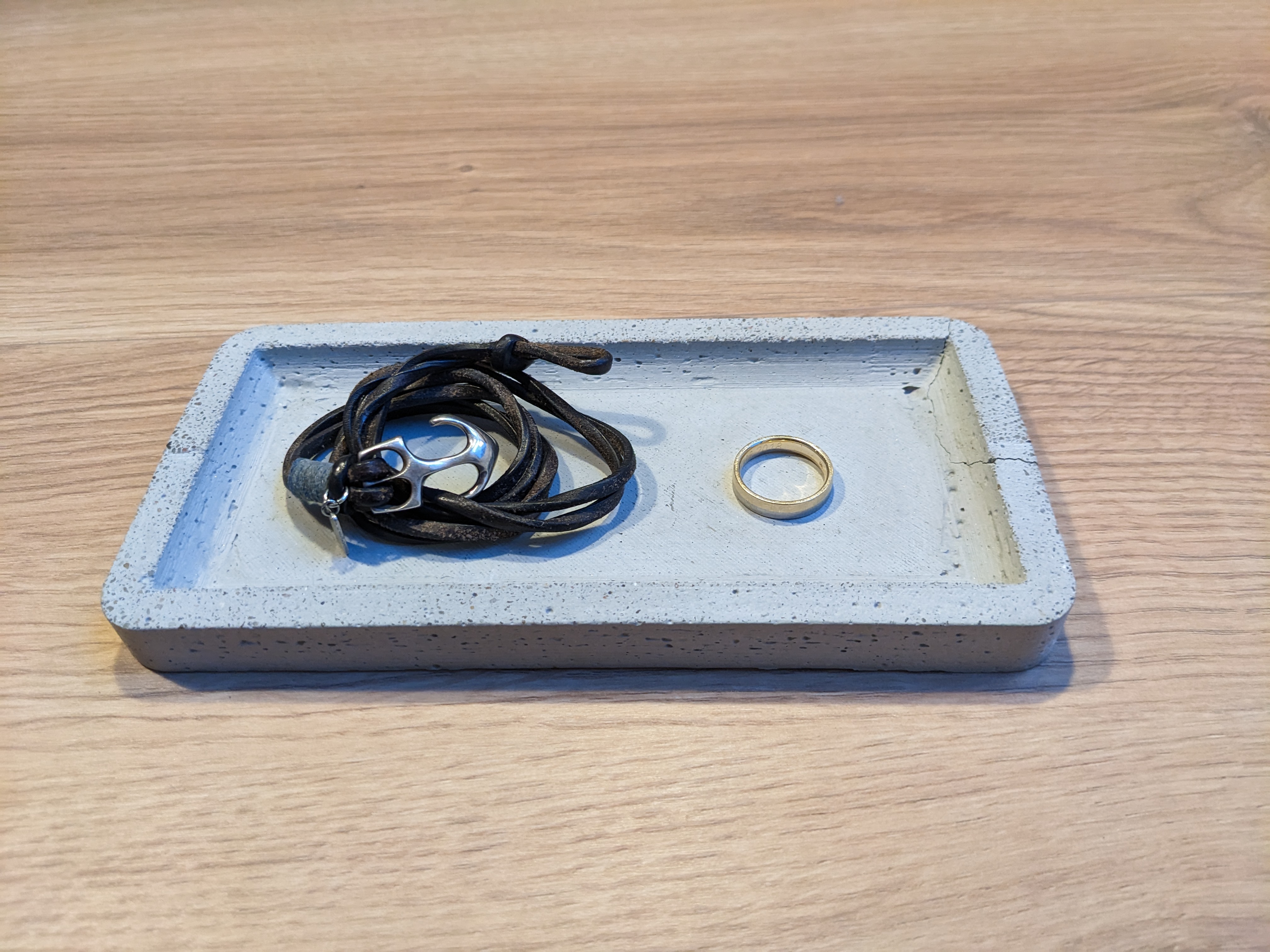 Concrete cast mold pocket emptier