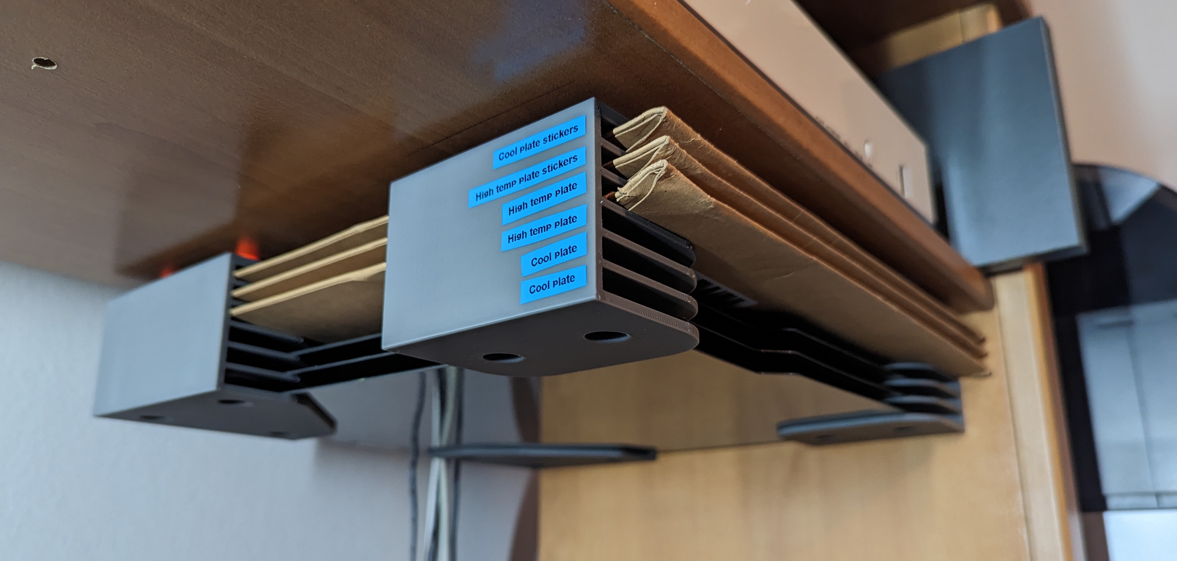 BambuLab plate holder (wall/desk fixable)