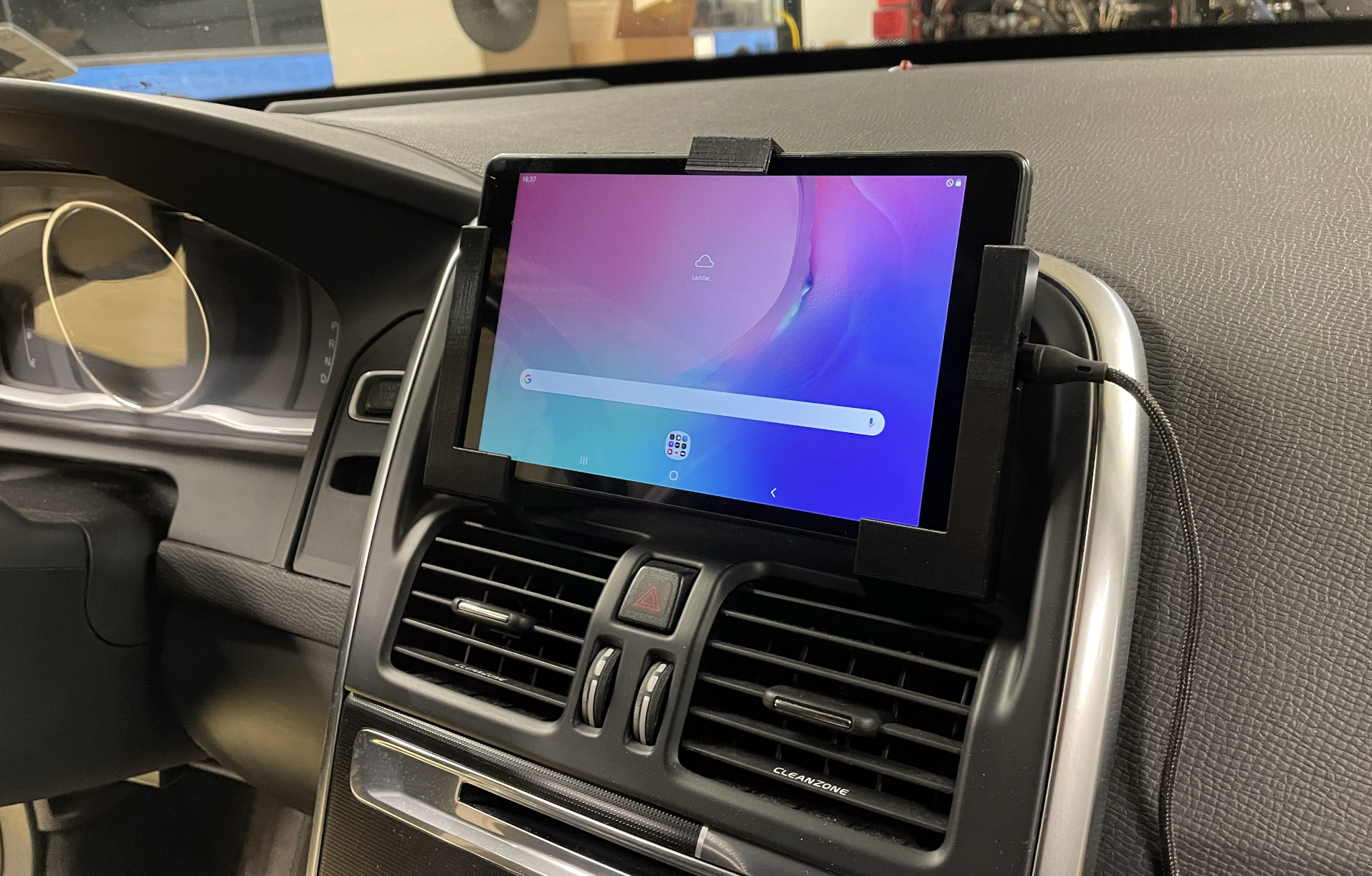 Volvo XC60 Samsung tablet stand