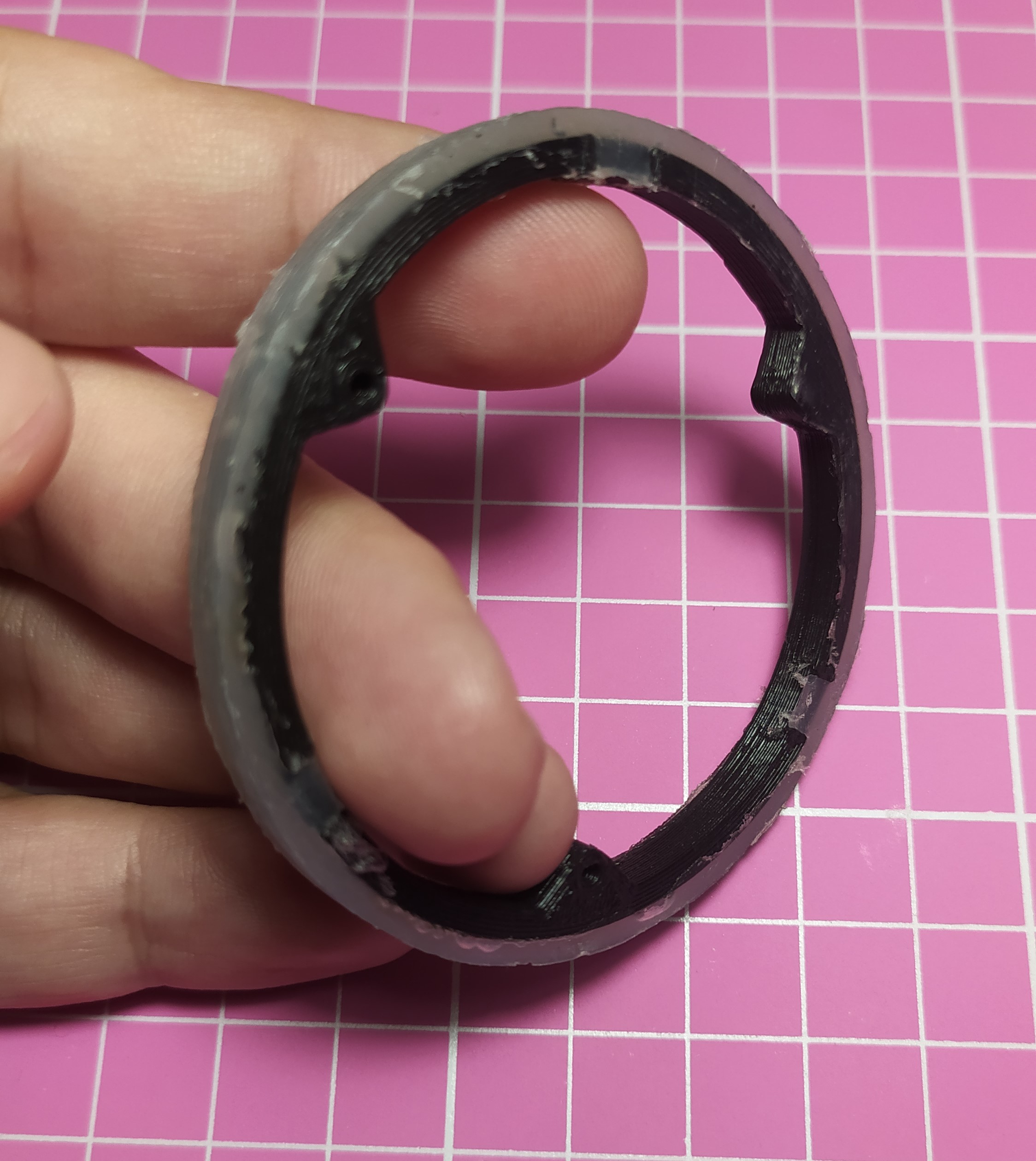 Experiments with hot glue injetion mold by Ricardo Weissenberg