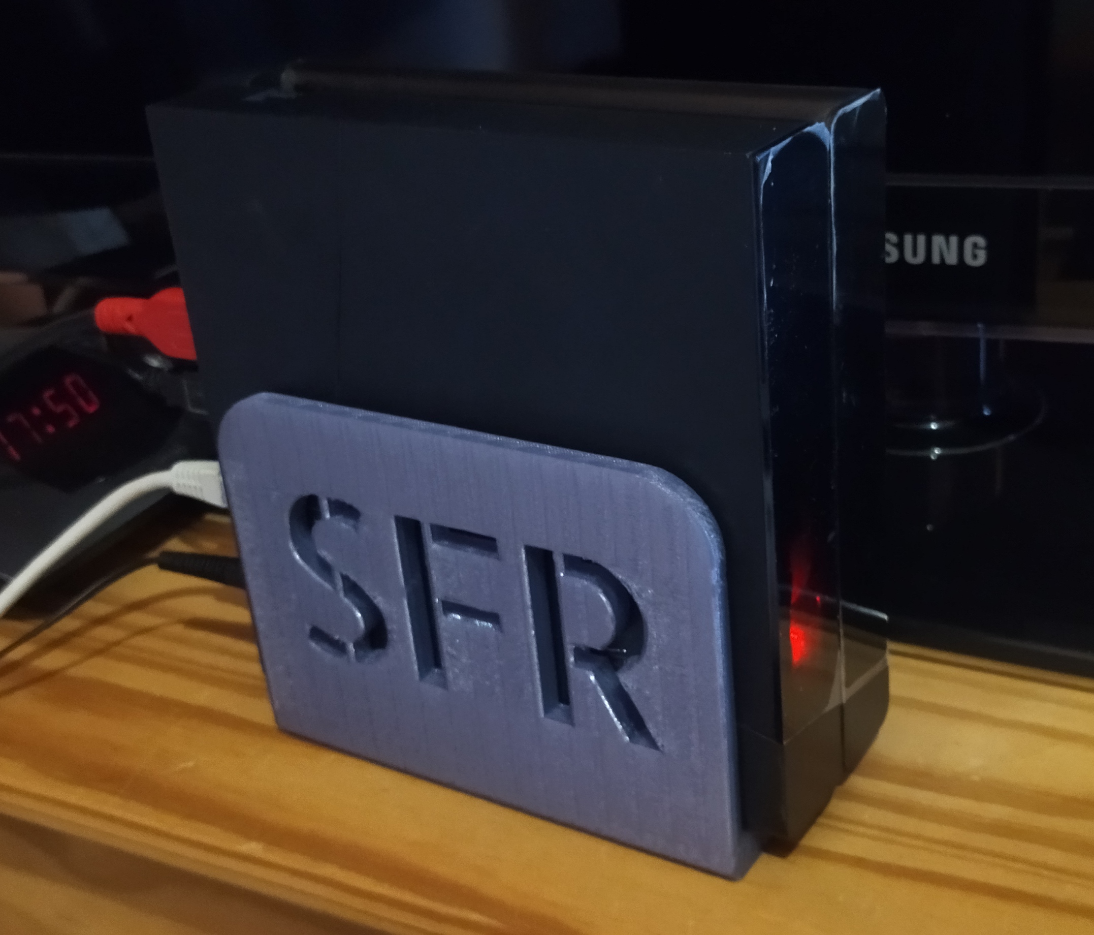 Wall support for "decodeur tv SFR"