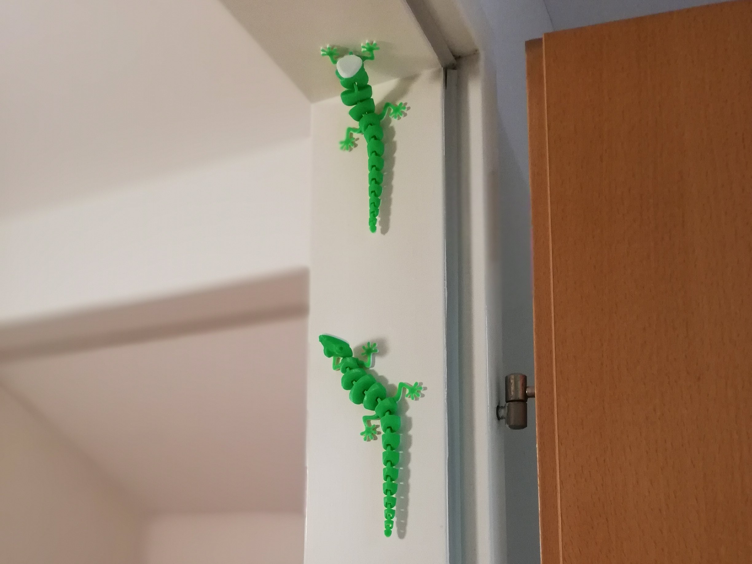 Articulated lizard with holes for magnets