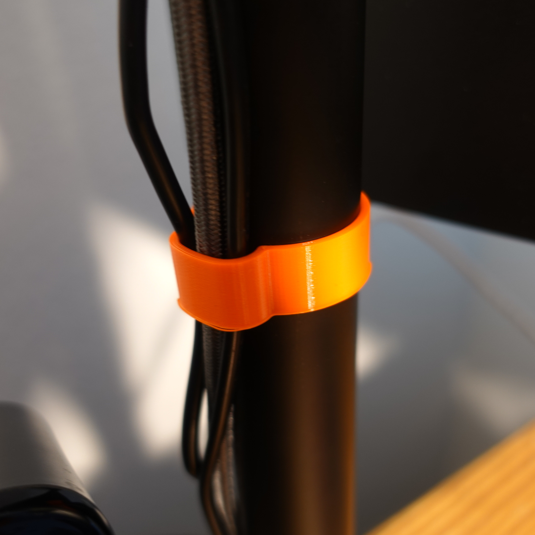 Snap-on cable clip / duct for monitor stand / pipe (parametric FreeCAD)