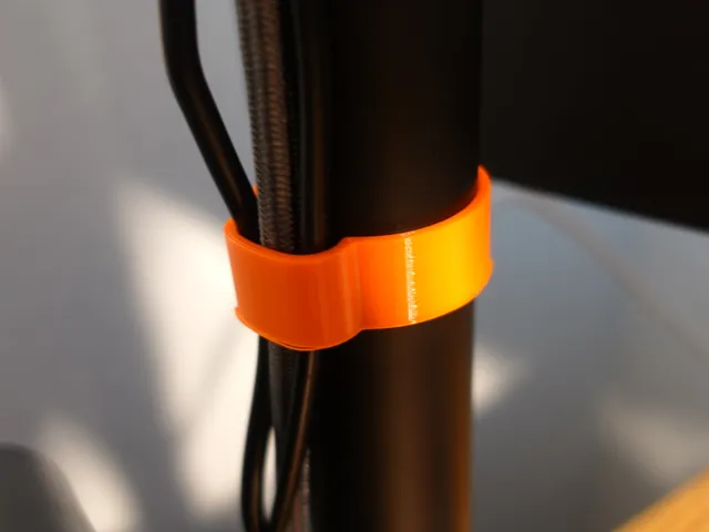 Snap-on cable clip / duct for monitor stand / pipe (parametric FreeCAD)