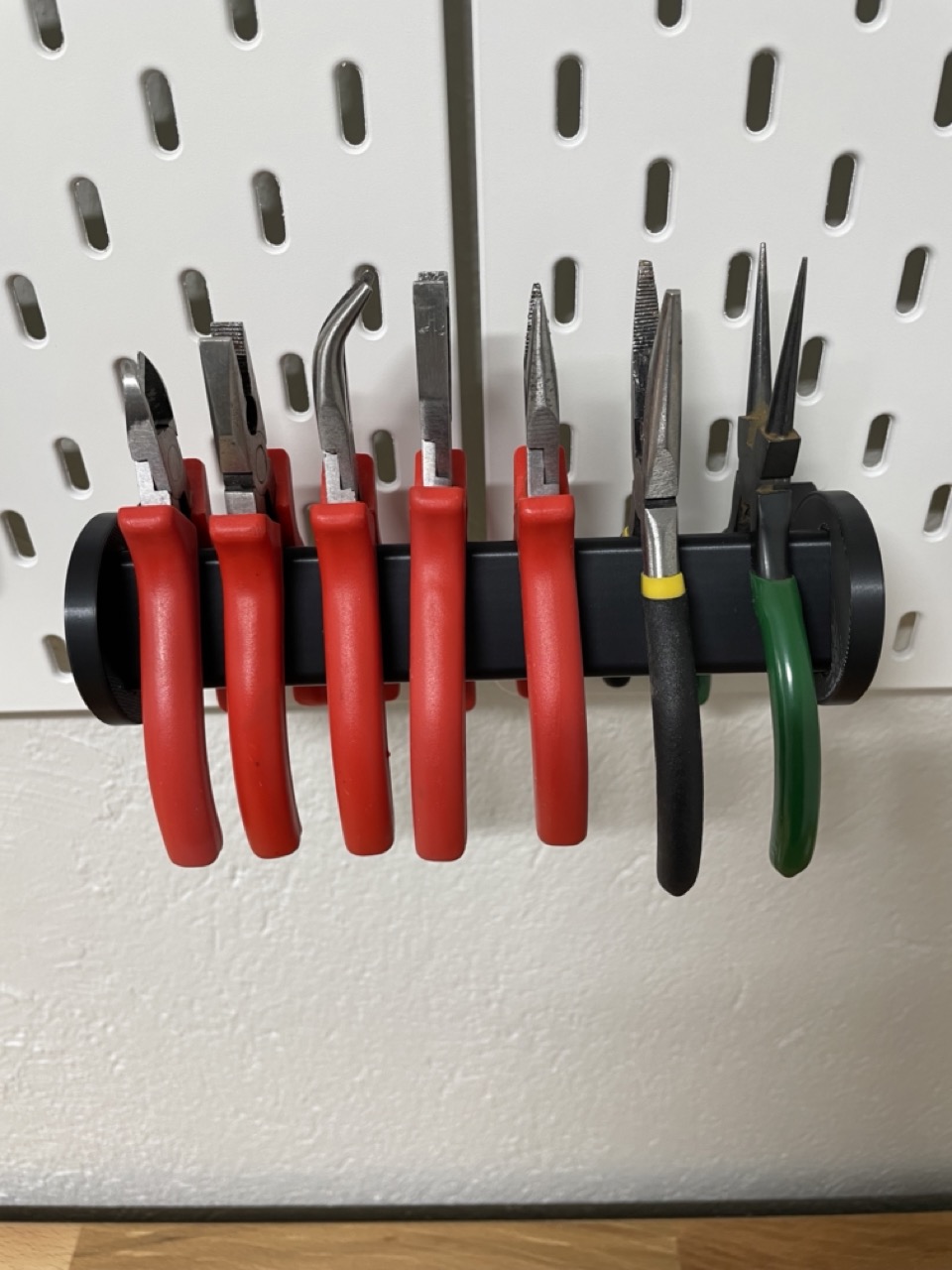 Pliers mount for IKEA Skådis