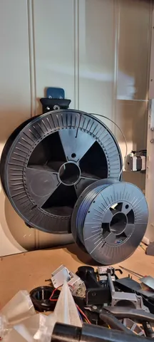 Low profile spool holder