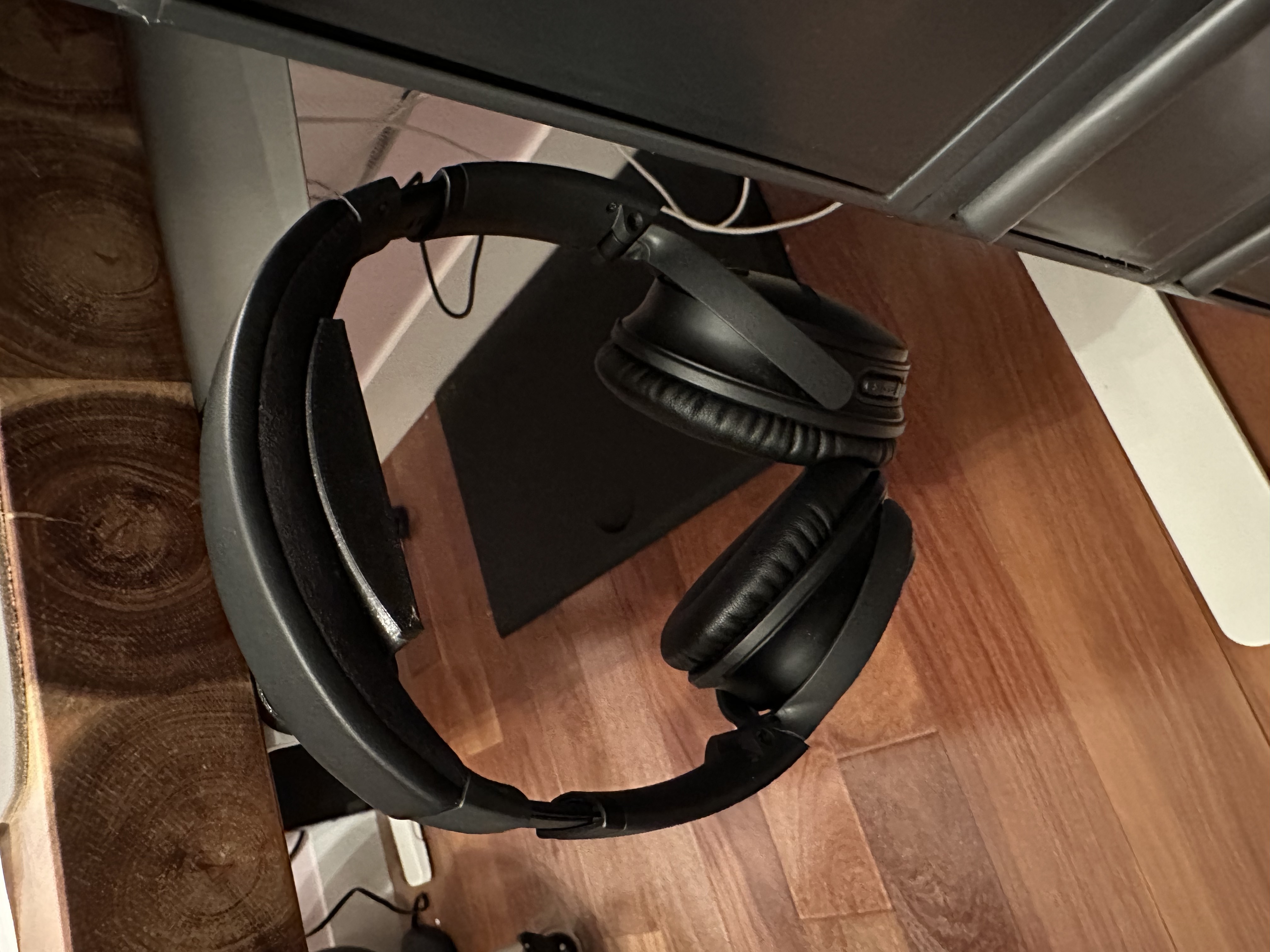 headphone mount for Uplift desks and Bose headphones by