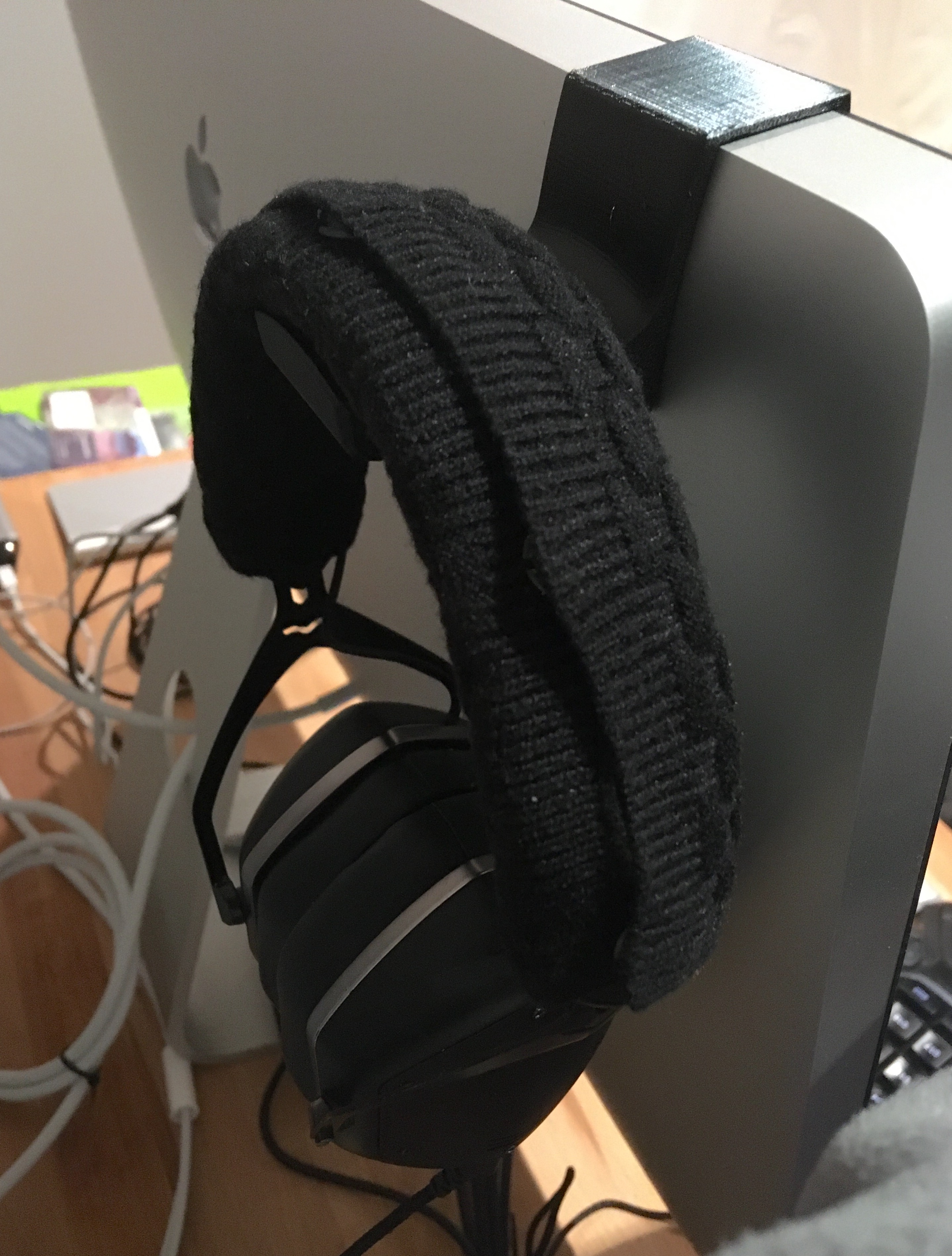 Headphone holder for Apple Cinema Display