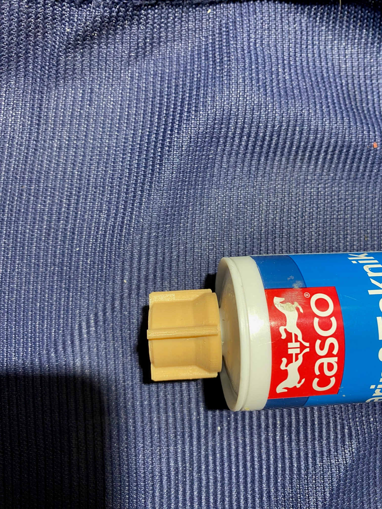 Cap for sealant and adhesive cartridges