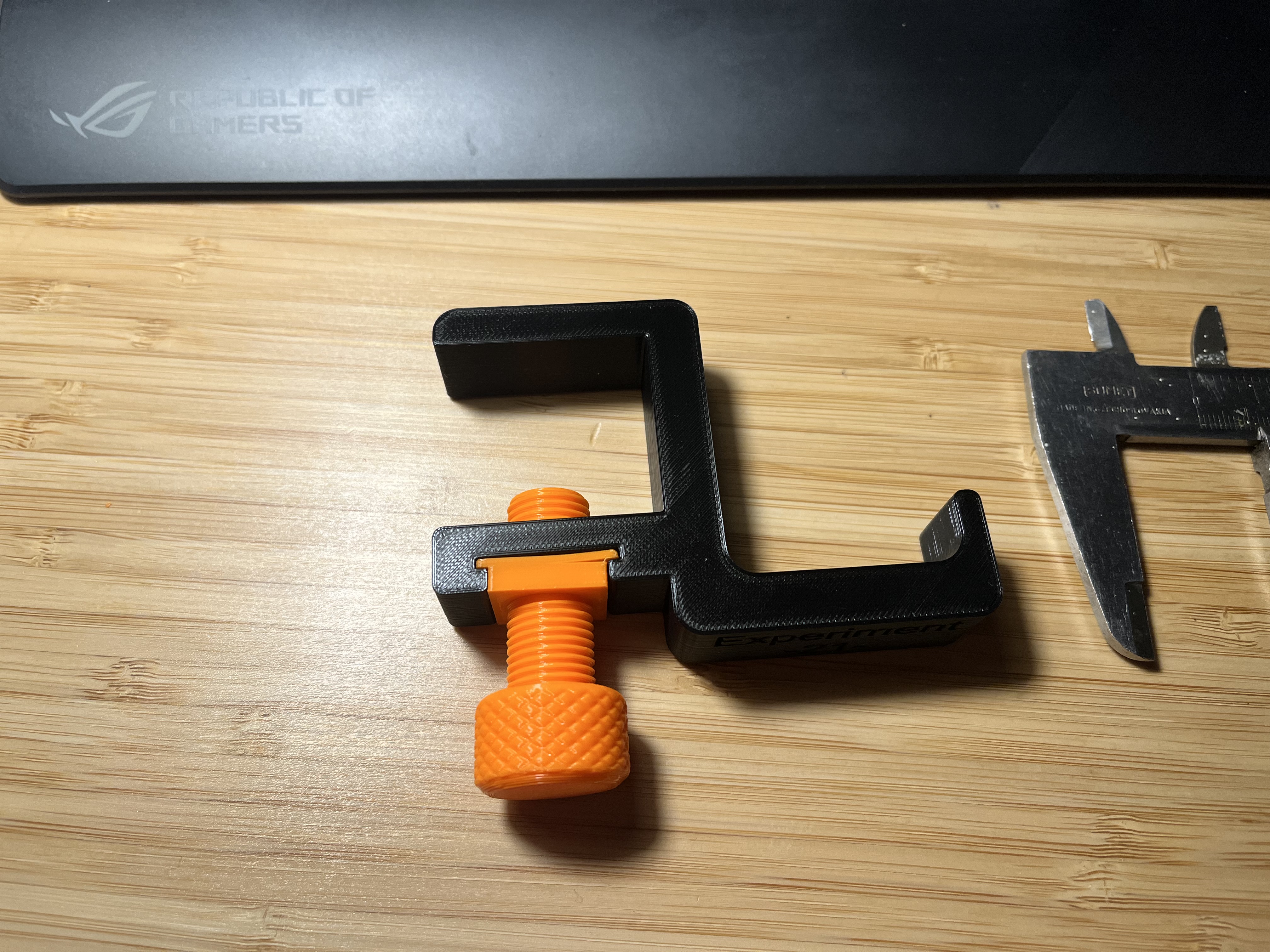 remaked hook for headphones to use with 300mm desk