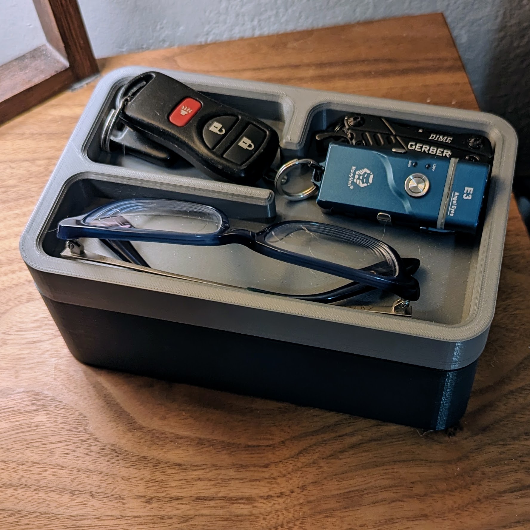 Nightstand Valet by AgentPayne Download free STL model