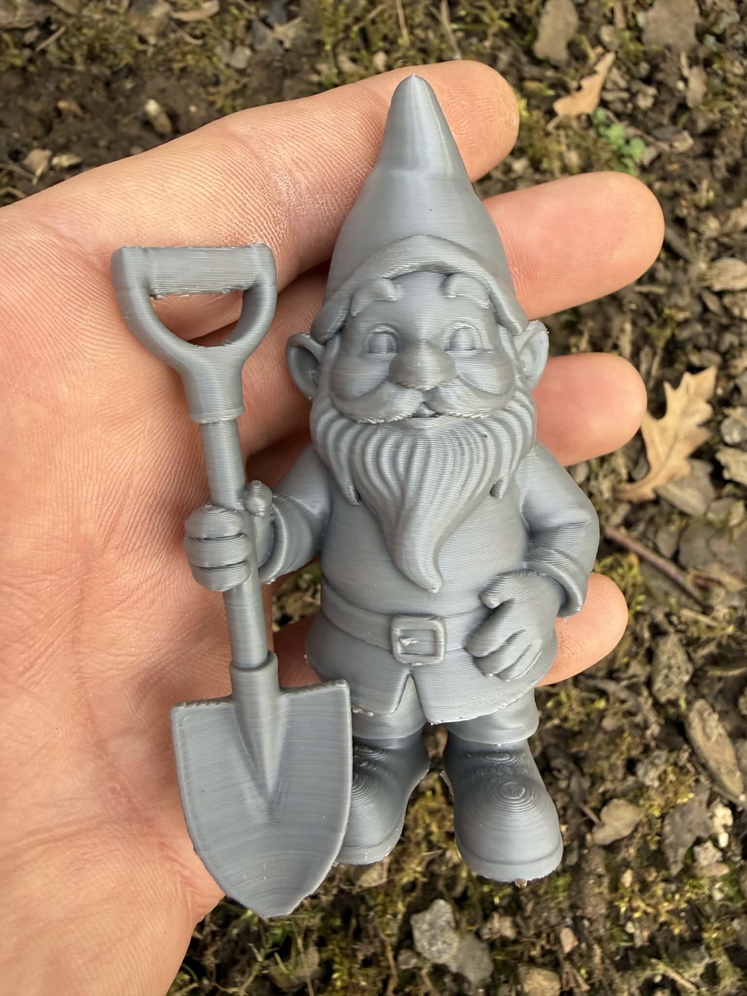 Garden gnome with tools — miniatura 3