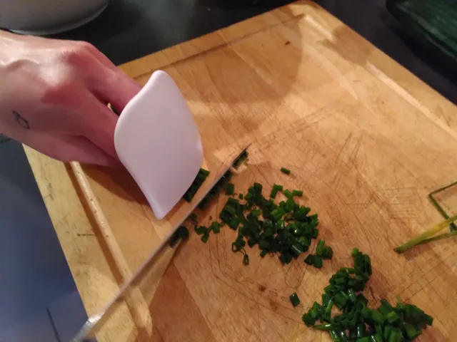 Kitchen's fast cutting finger protector