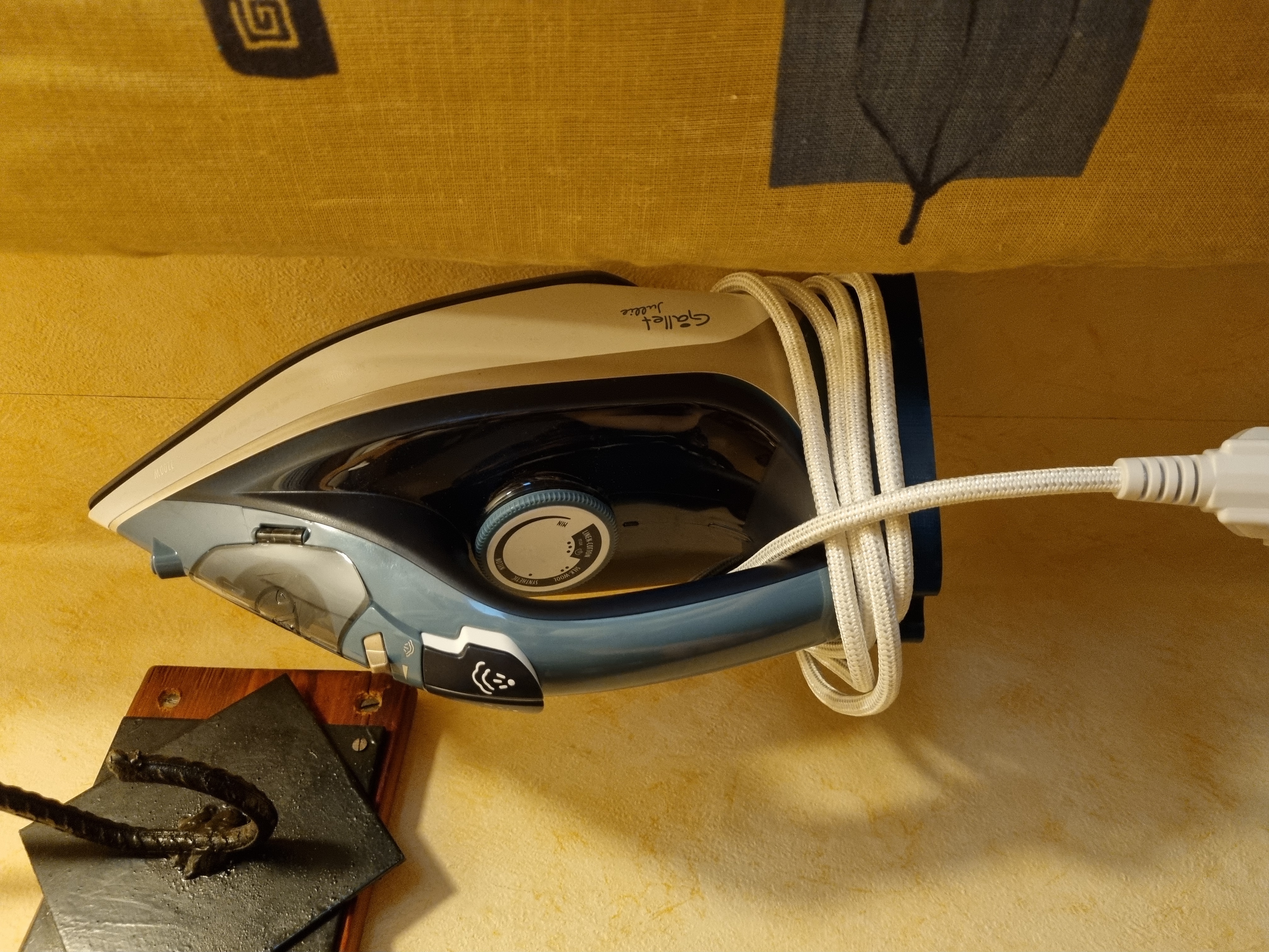 Clothes iron wall mounted holder