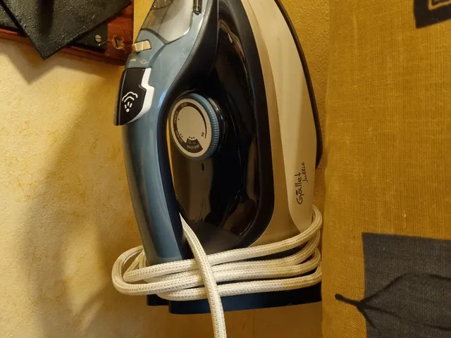 Clothes iron wall mounted holder