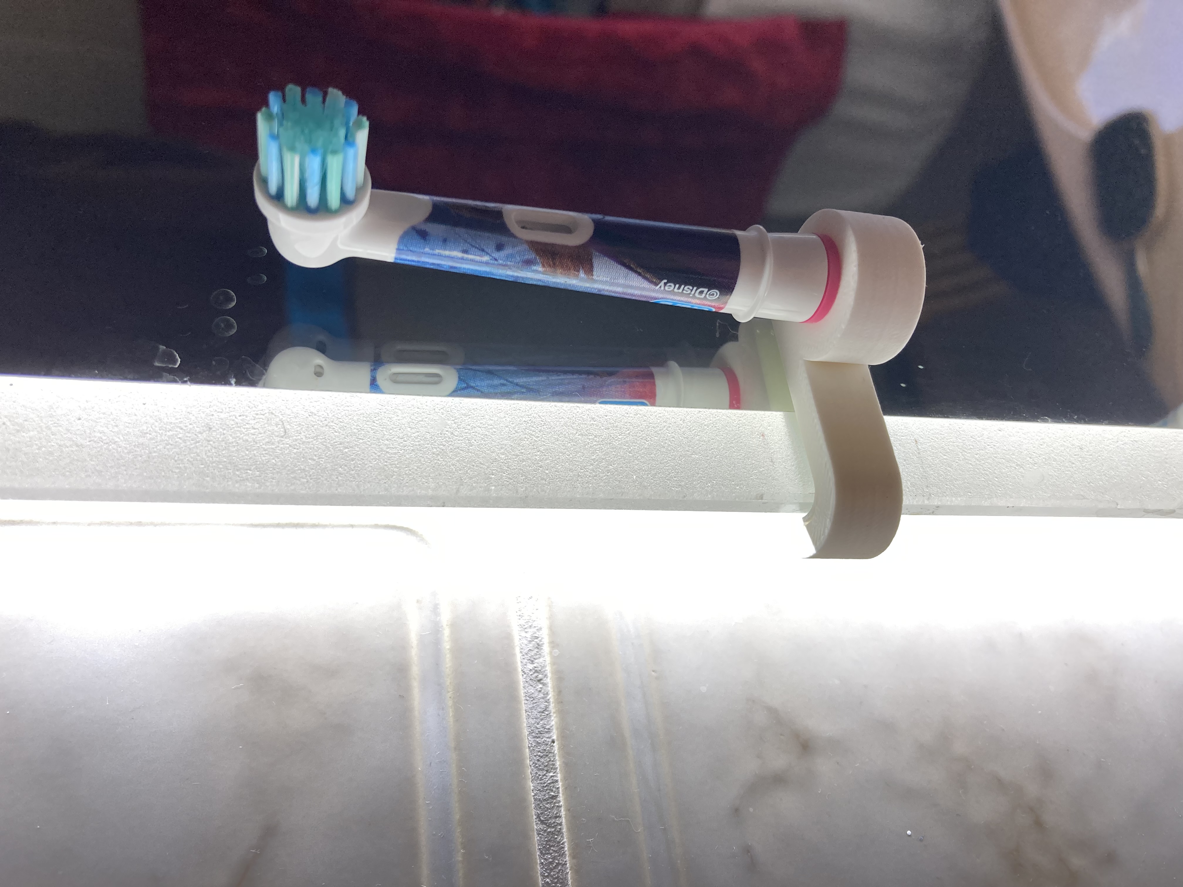 Zahnbuerstenaufsatz - Halter mit Clip  (für OralB Aufsatz)