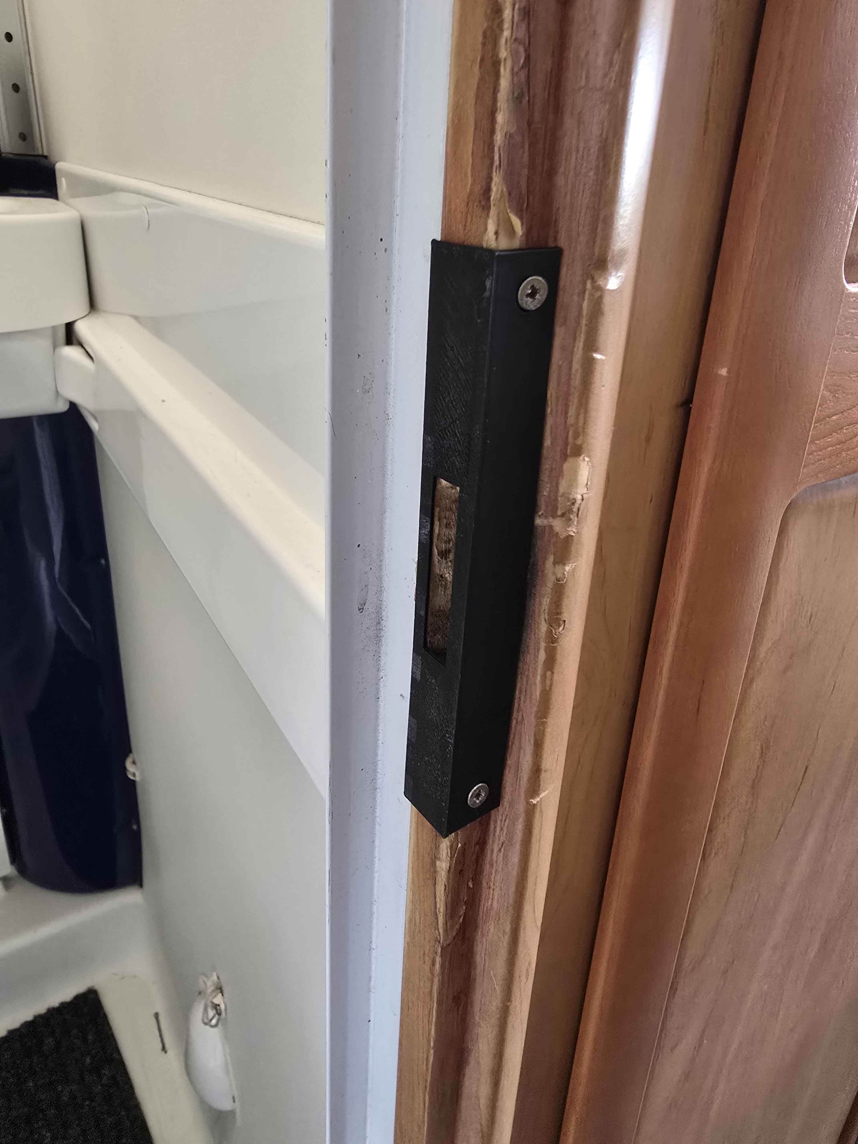 Striker plate / Türhalter / Schließblech for the bathroom door in Hymer B544 RV