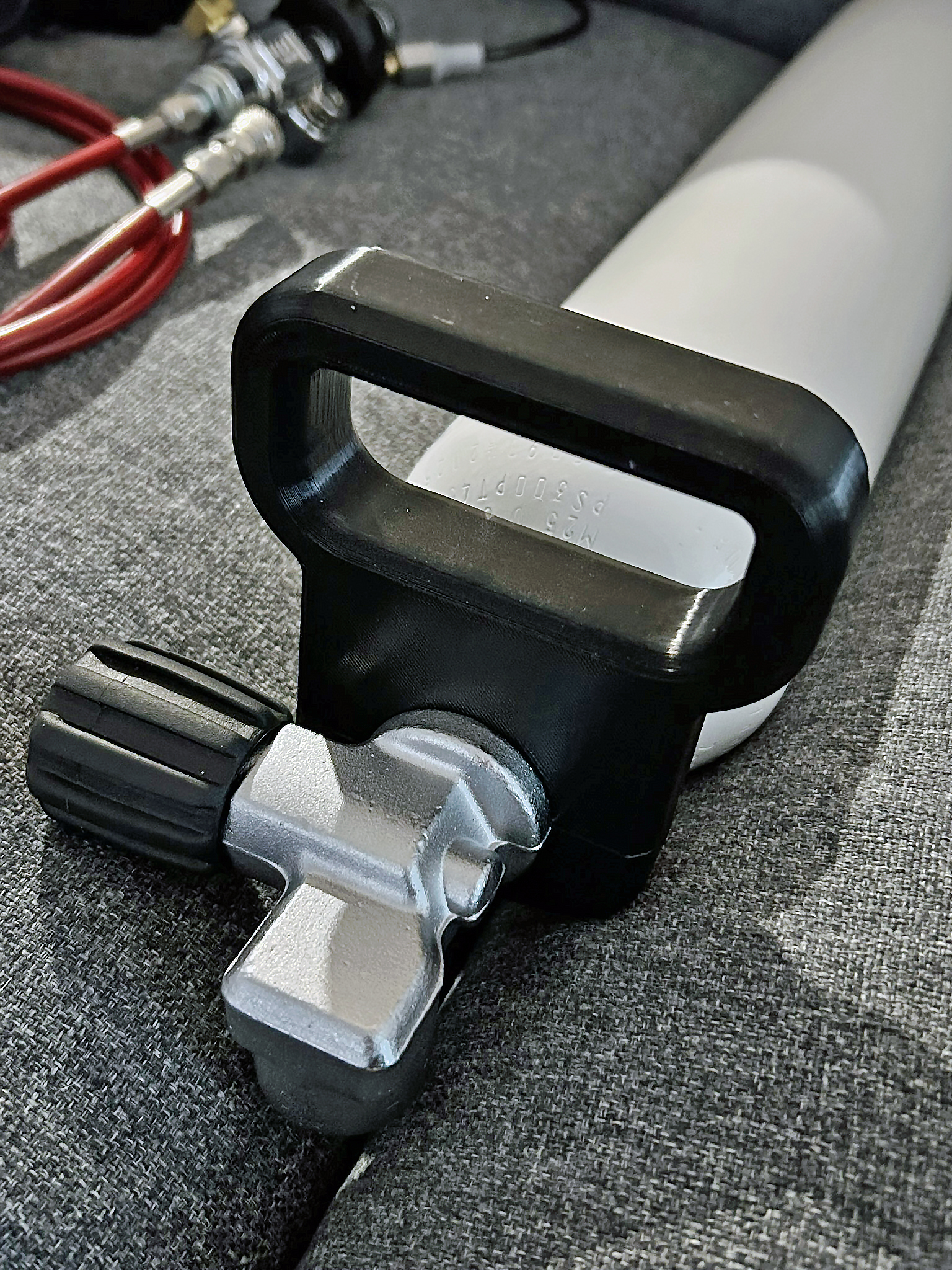 Carrying handle for 3 liters high pressure air cylinder
