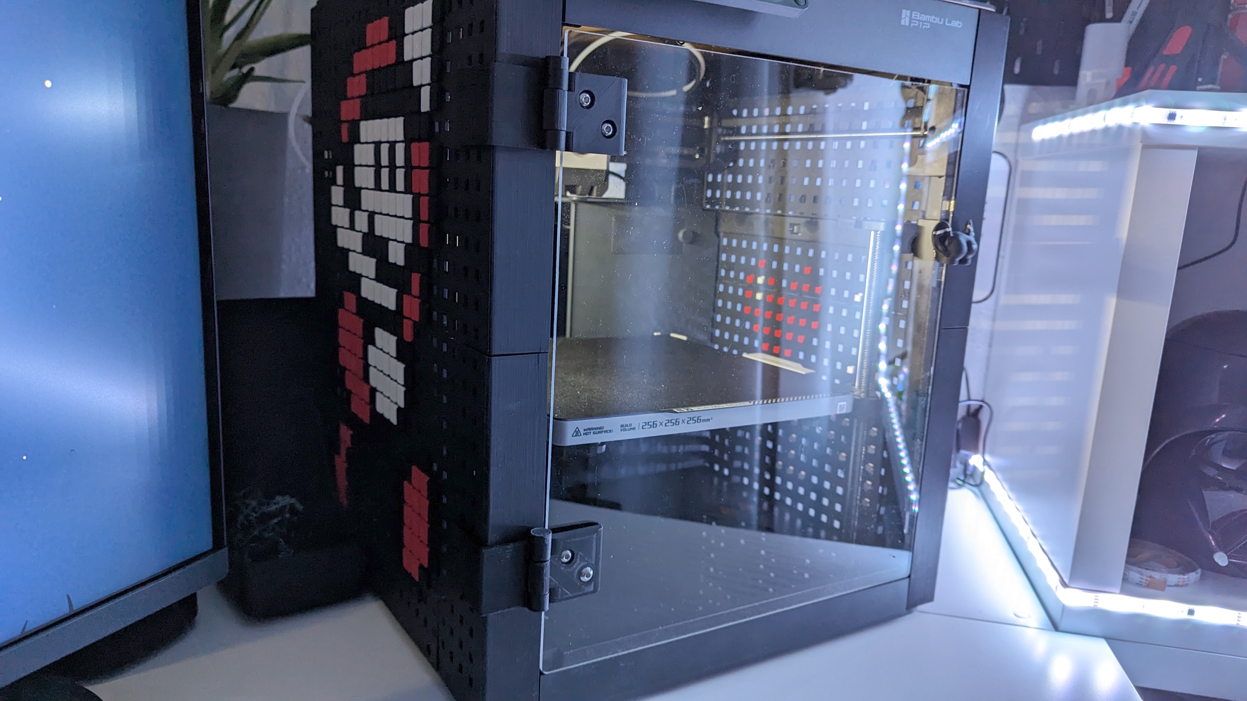 Simple Hinge for the Bambulab Pegboard to mount a 3mm Acryl Door by