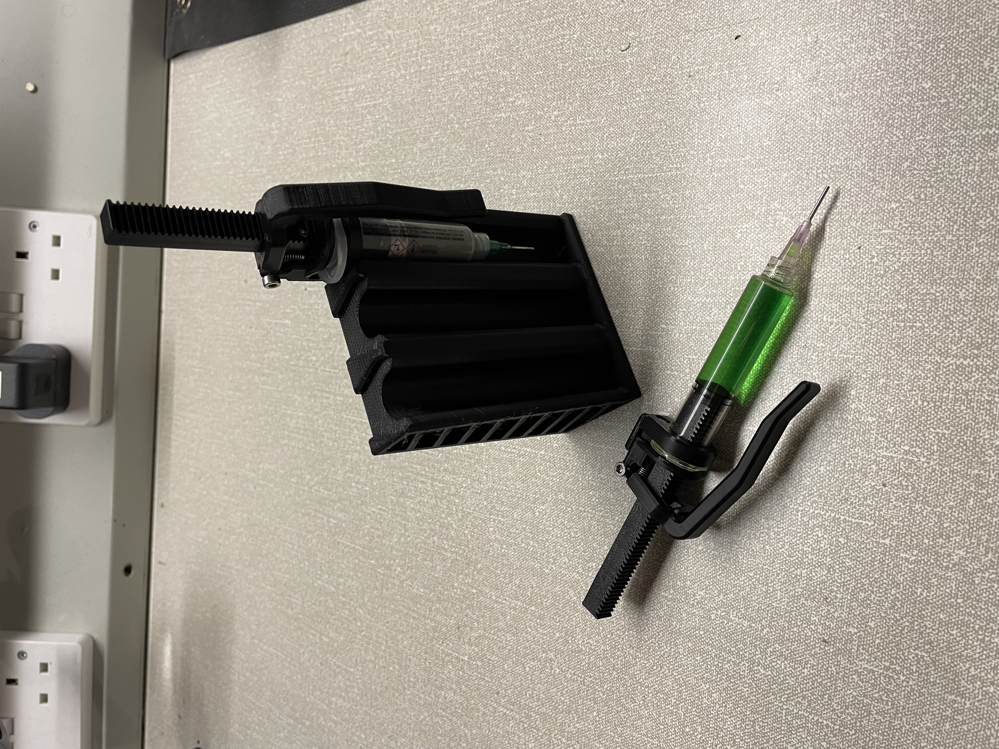 Syringe dispenser rack