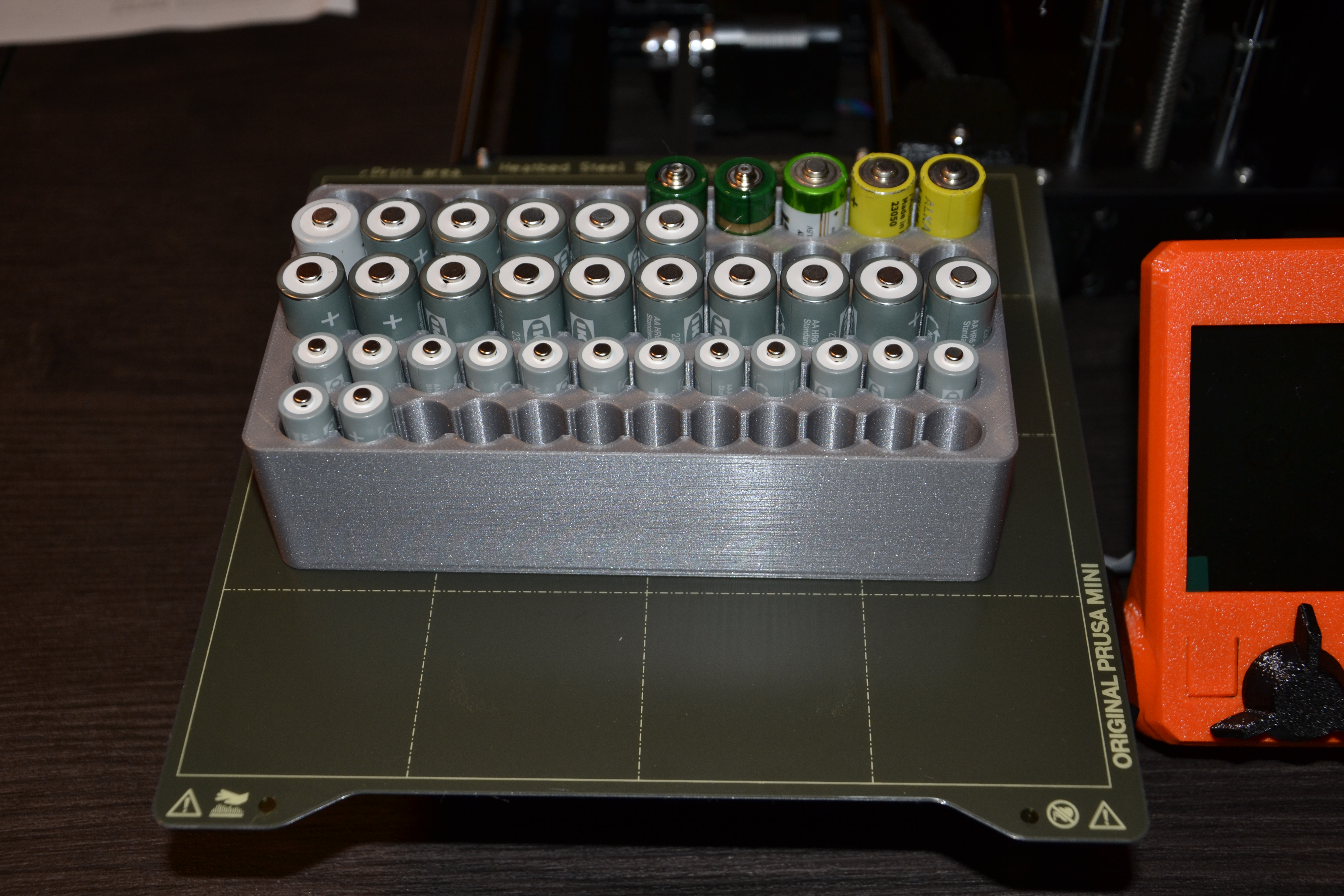 Simple battery box for AA and AAA without a lid