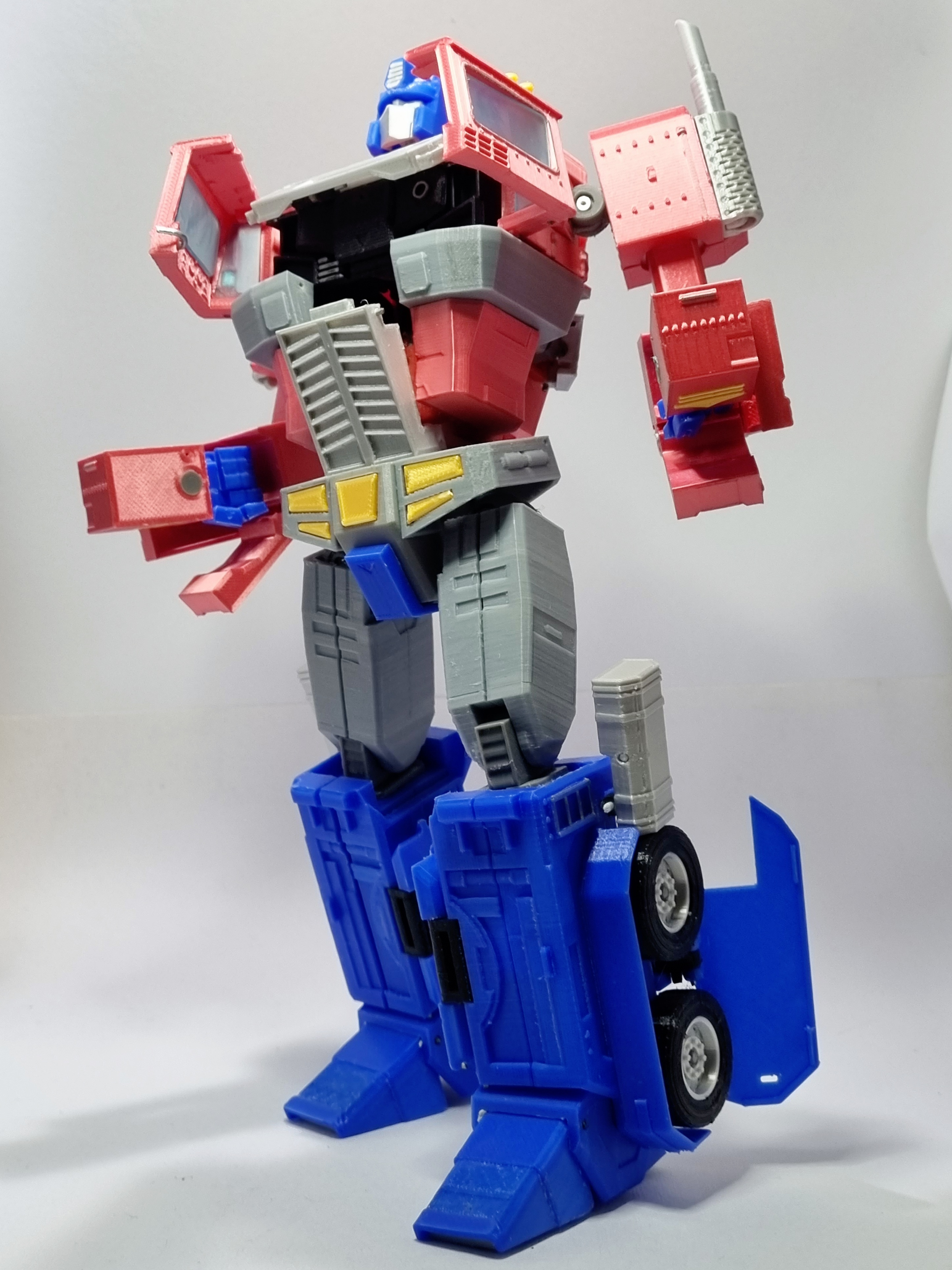 MP10 Masterpiece Optimus (Articulated, Color Separated, Transformable ...