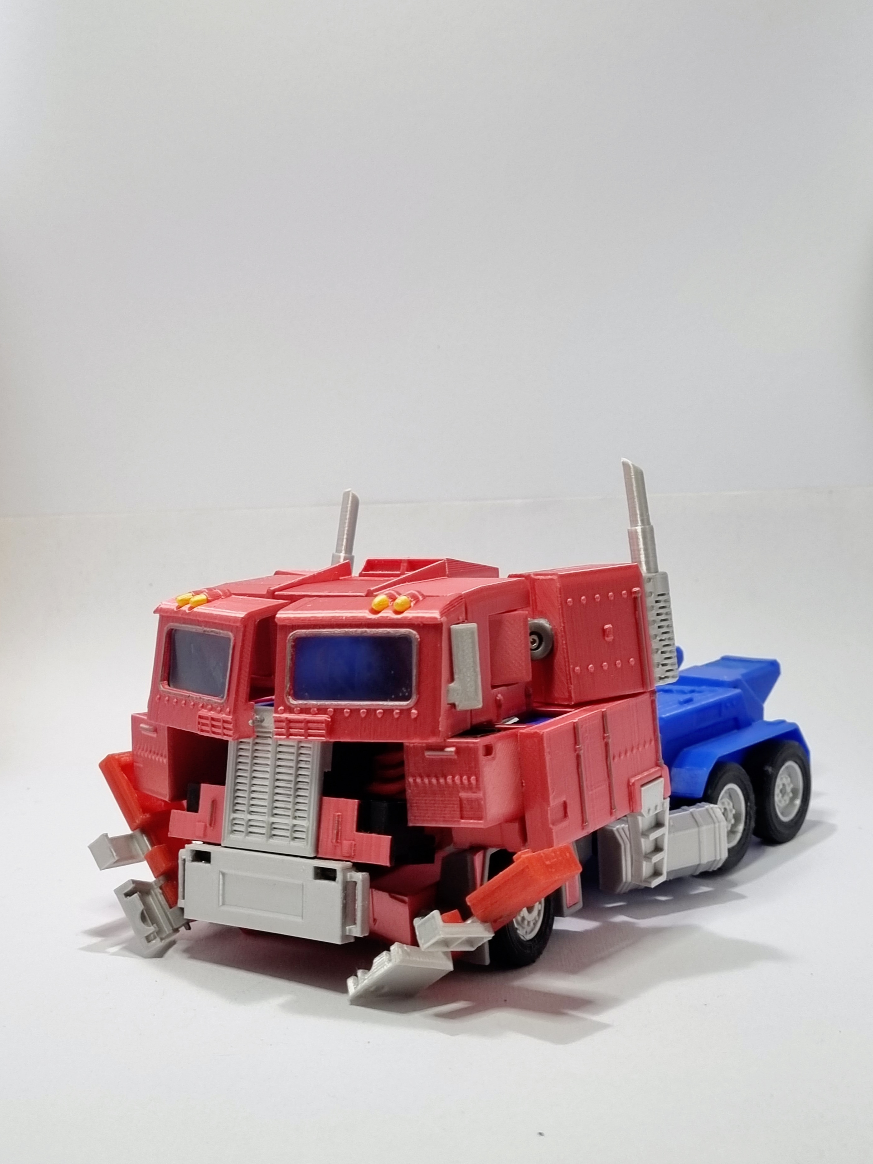 MP10 Masterpiece Optimus (Articulated, Color Separated, Transformable ...