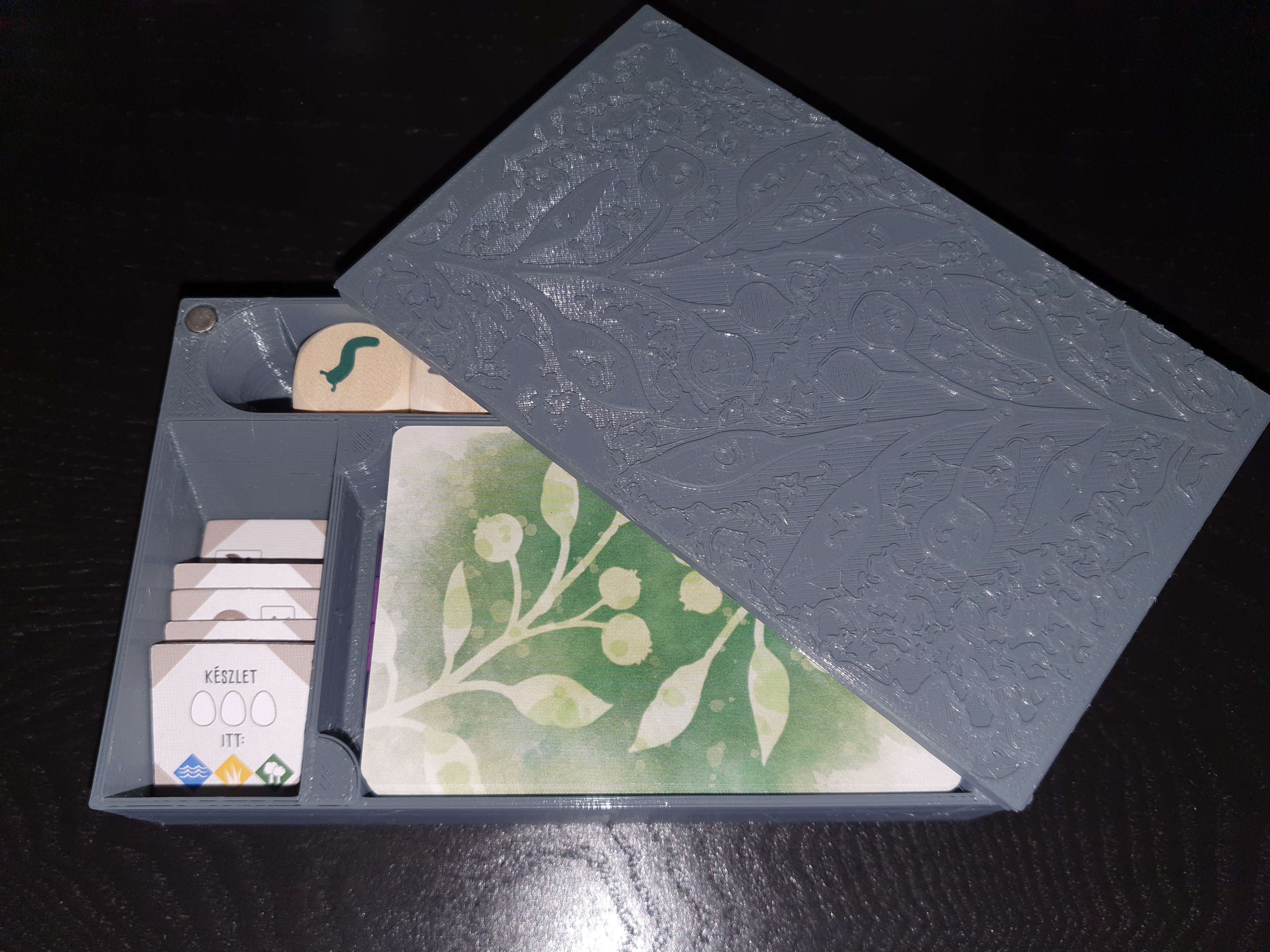 Magnetic wingspan box for accessories