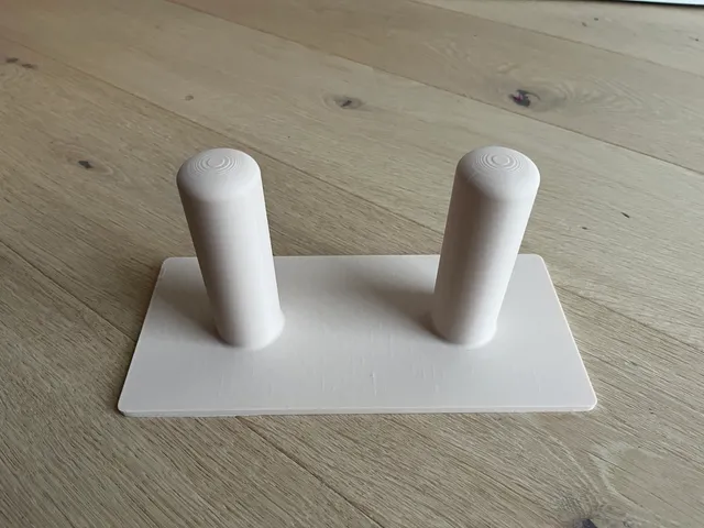 Double toilet paper roll holder