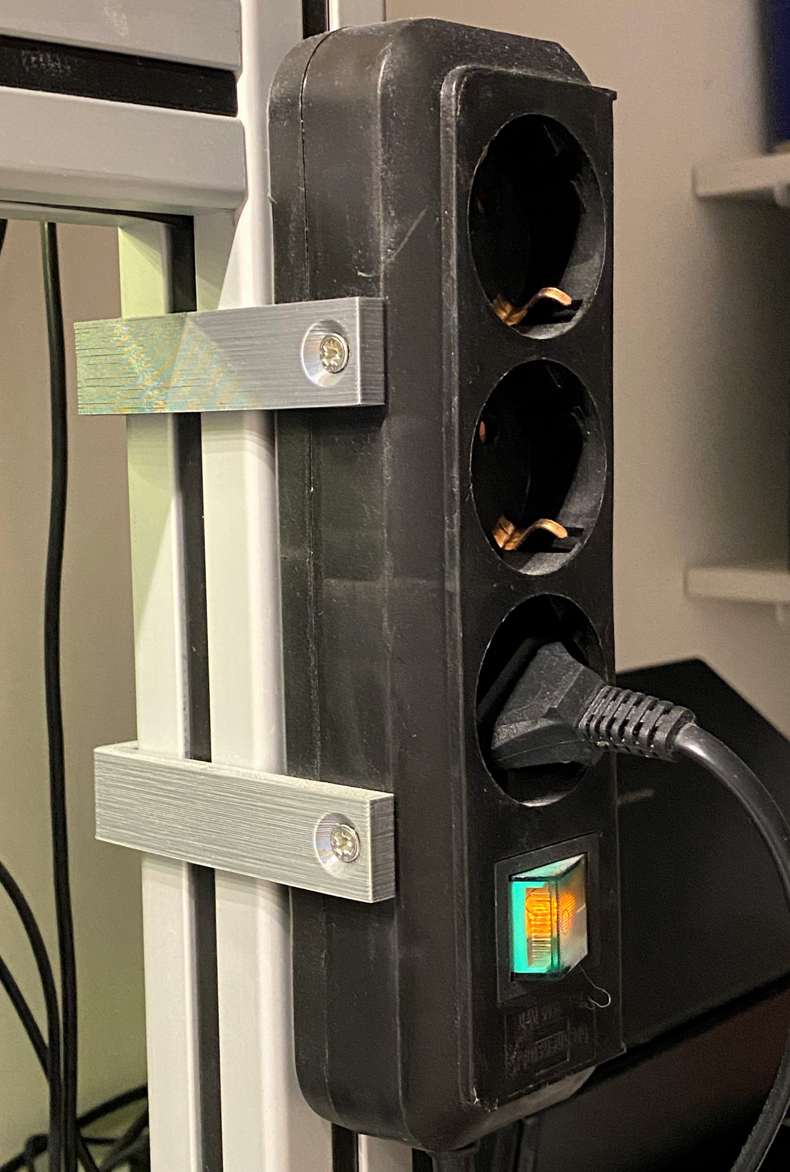 Holder Multi Outlet Power Strip (Halter Mehrfachsteckdose)