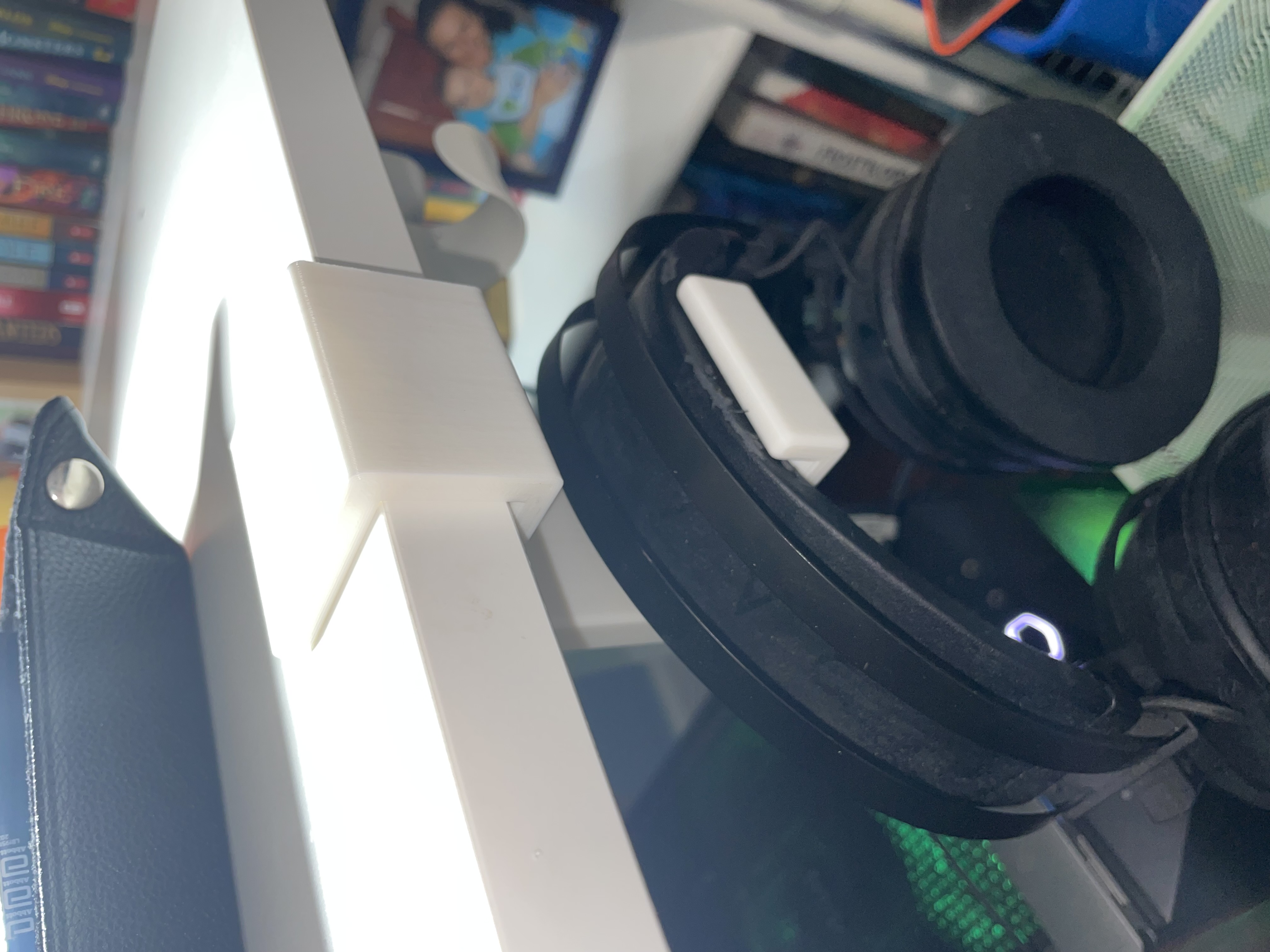 Headphone holder for desk