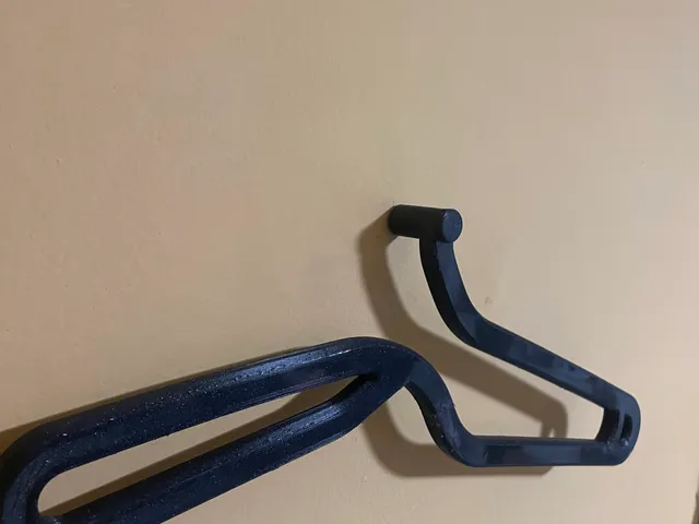 T shirt hanger mountable on the wall