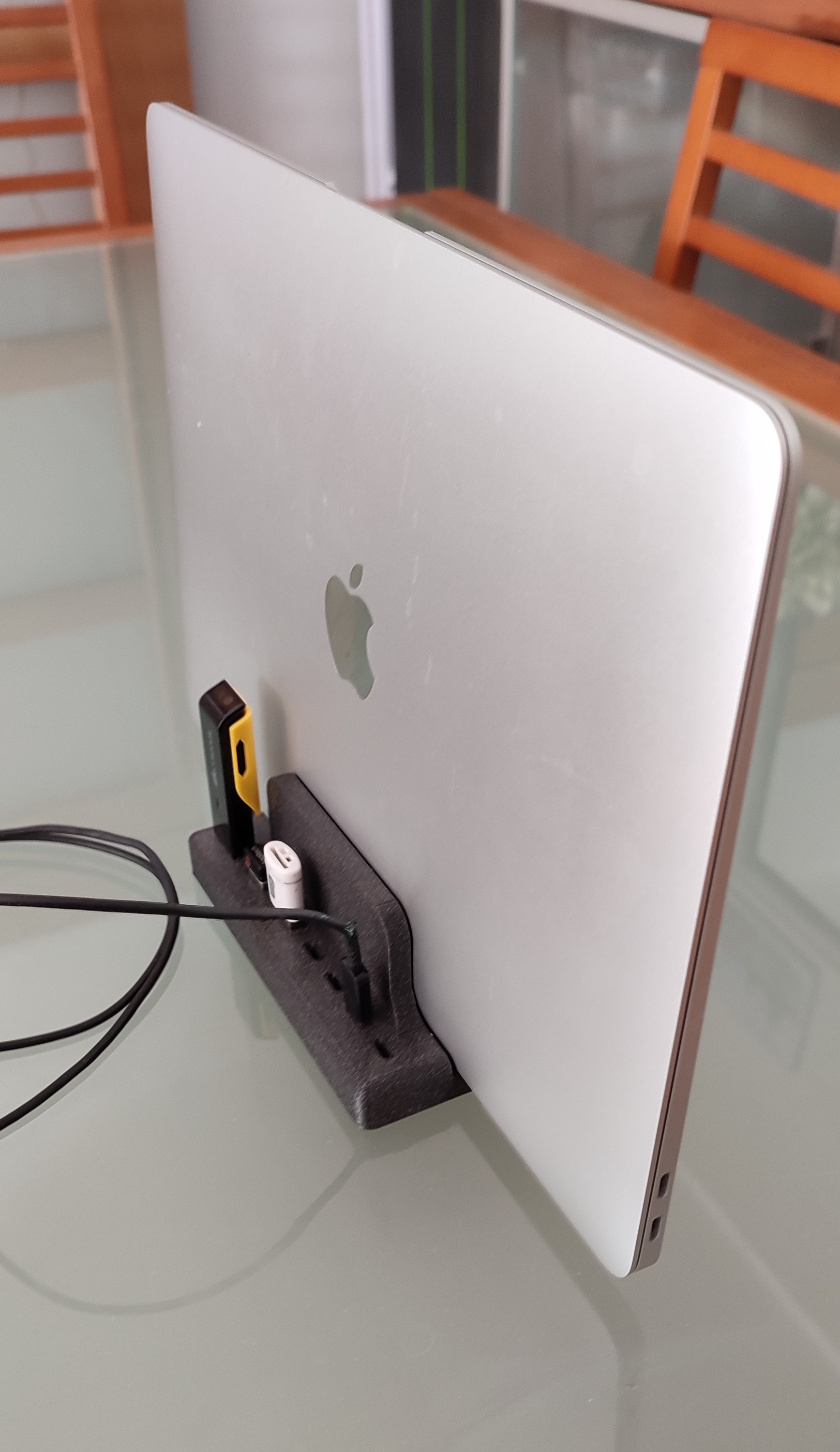2020 Macbook Air Vertical Stand w/ USB