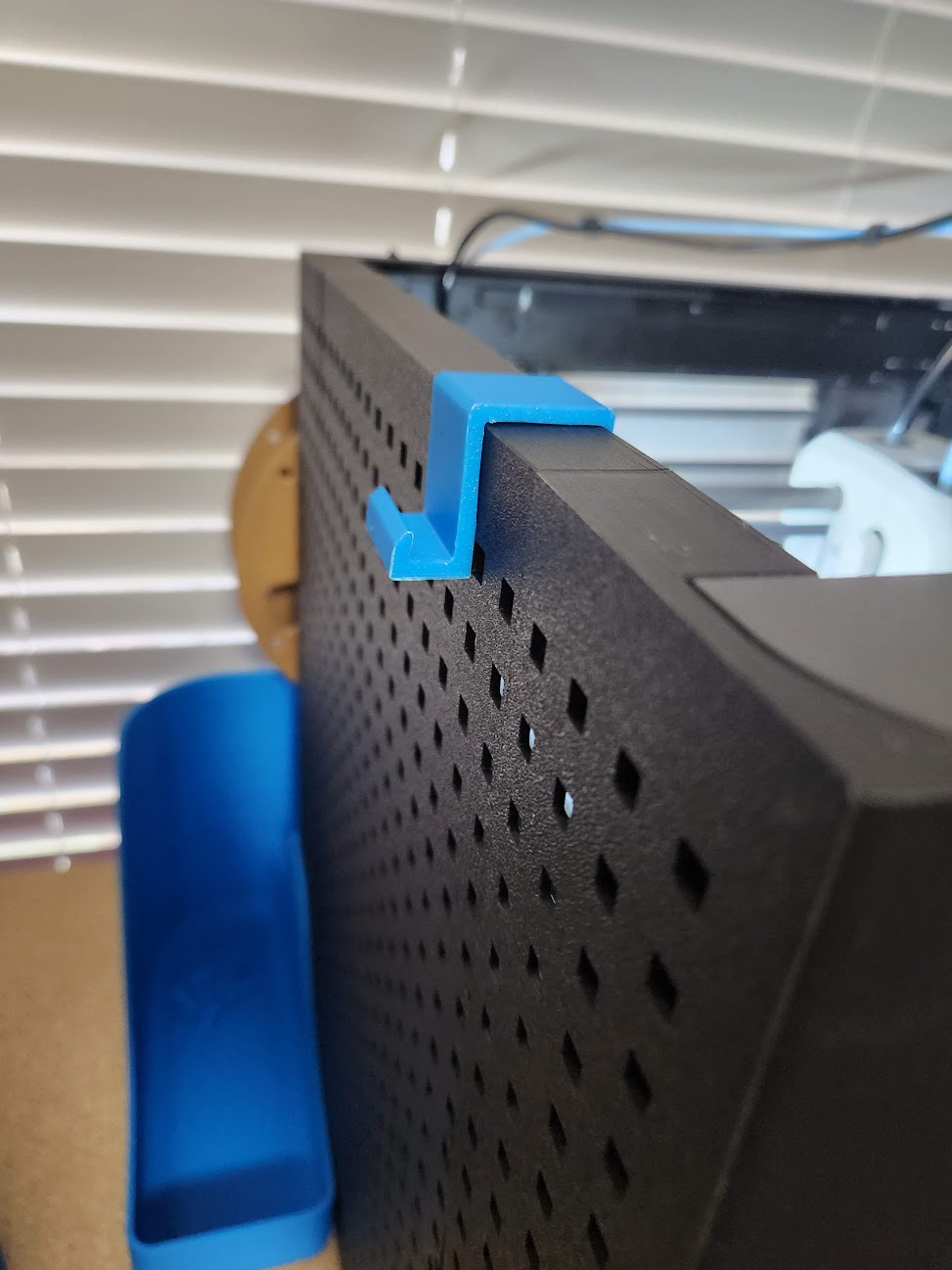 Side Spool Hanger for Pegboard Shell