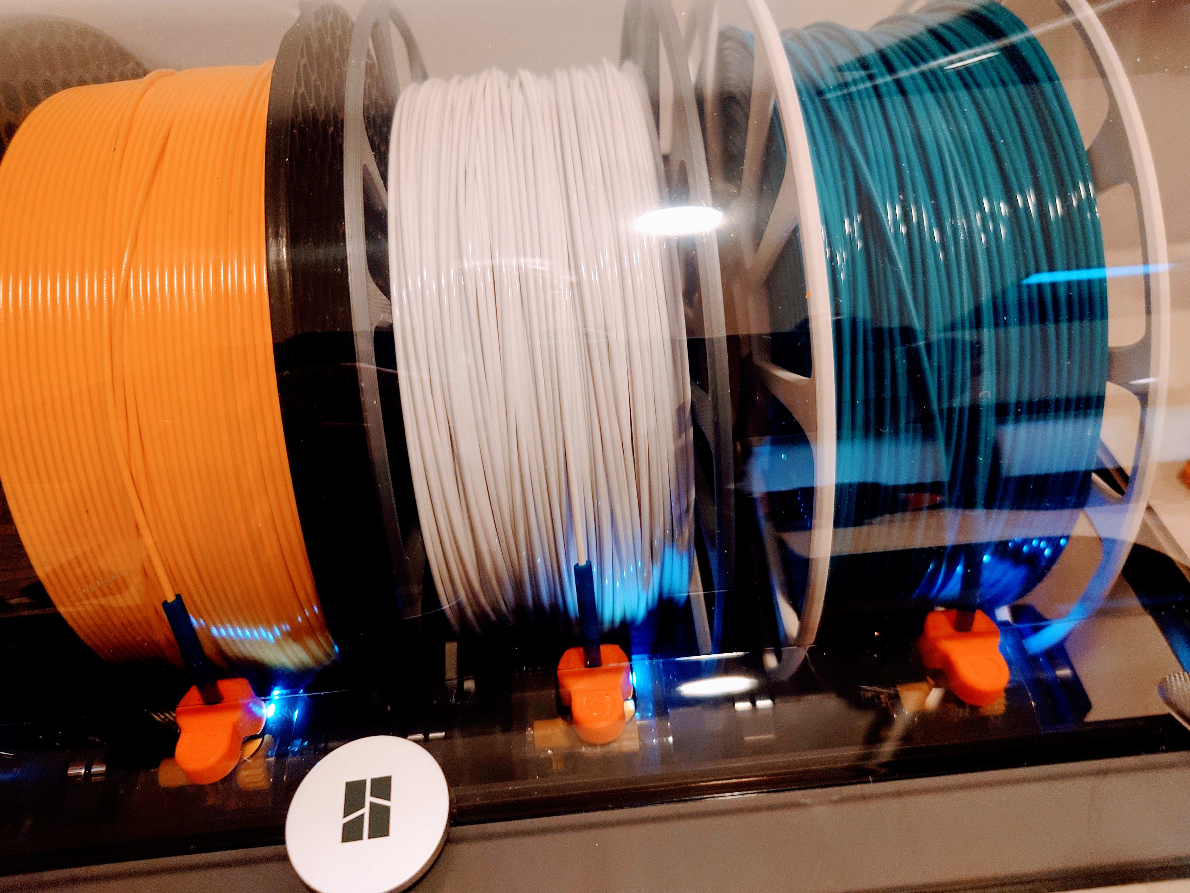 Customizable LockSpool V3 with hub cap for labels (for Bambu Labs AMS and other printers)
