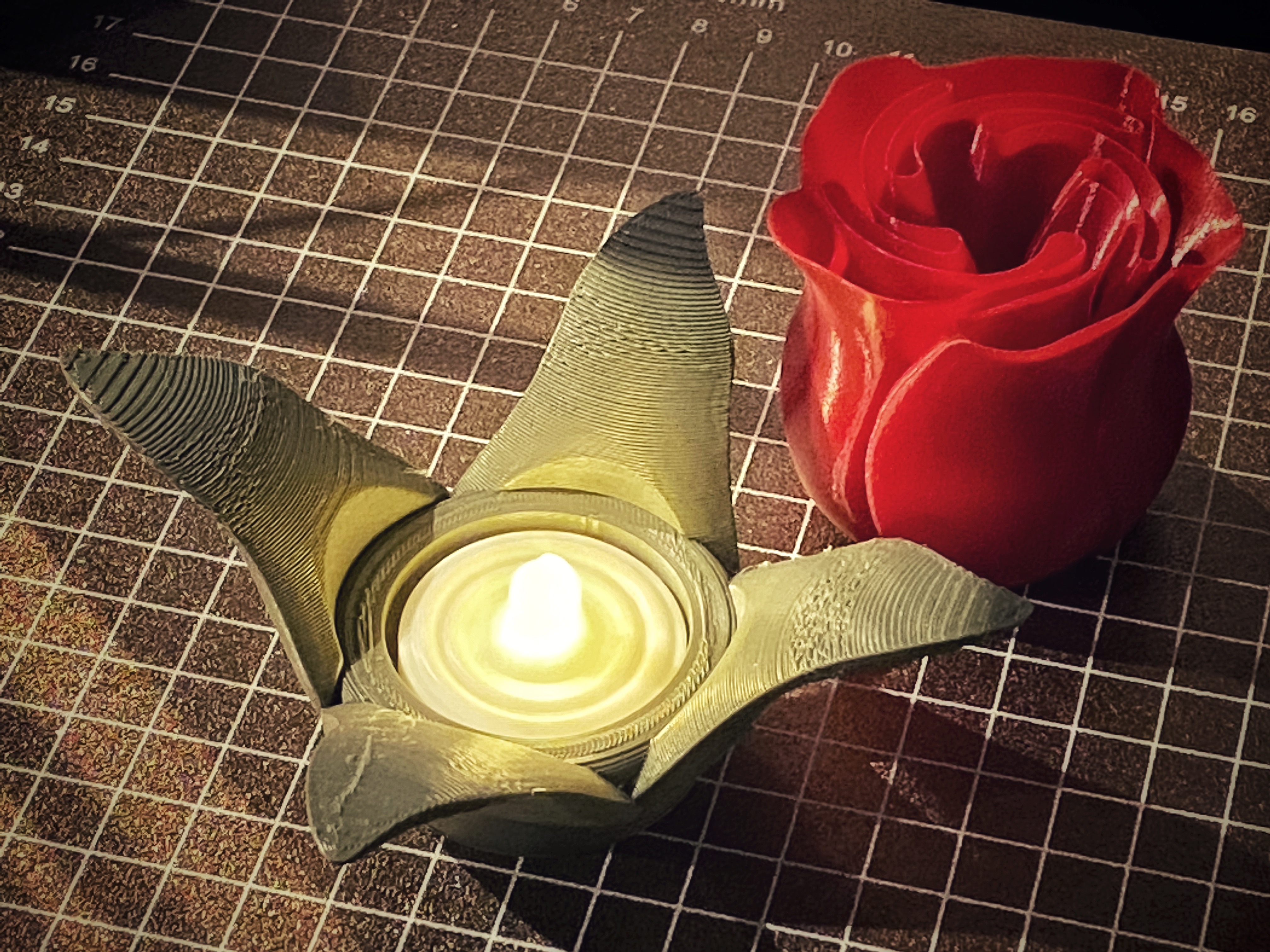 Miniatura 4 do modelo 3D Valentines Day Rosebud Electric Tea light for Spiral Vase Rose
