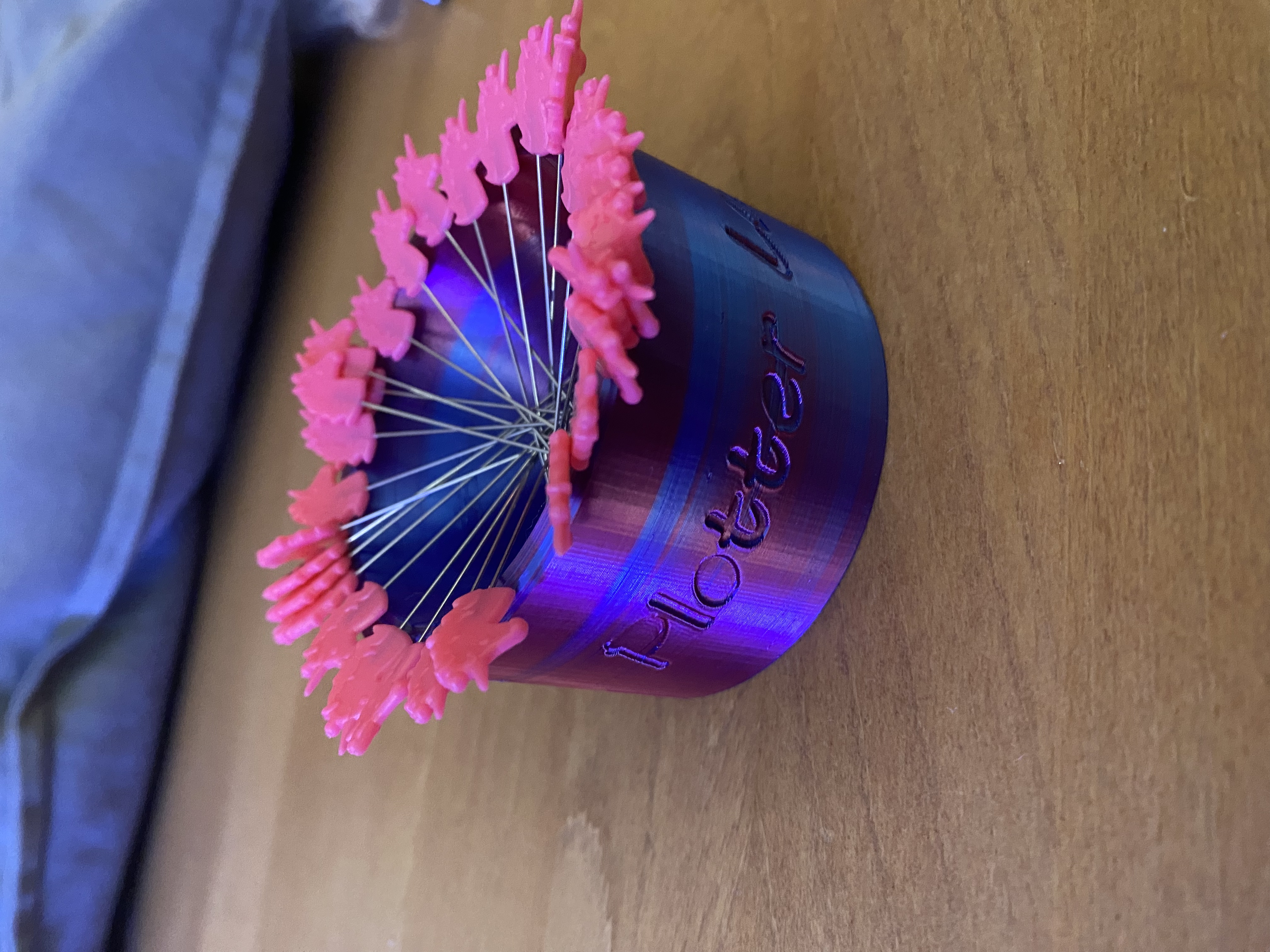 Magnet-Nadelkissen / Stecknadelsammler / Magnetic Pincushion