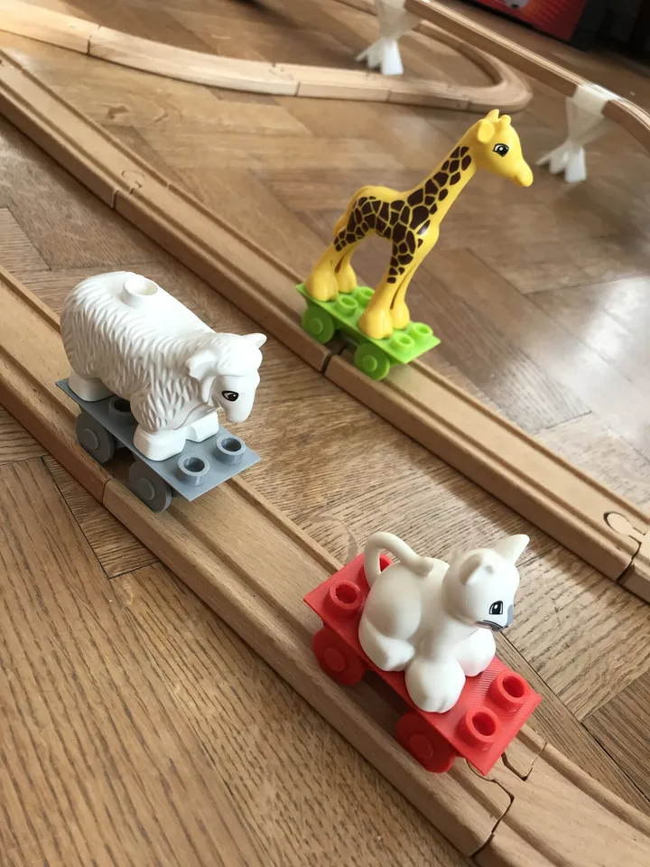 Duplo/Brio Car (for Wooden Train Tracks) with coupler system by