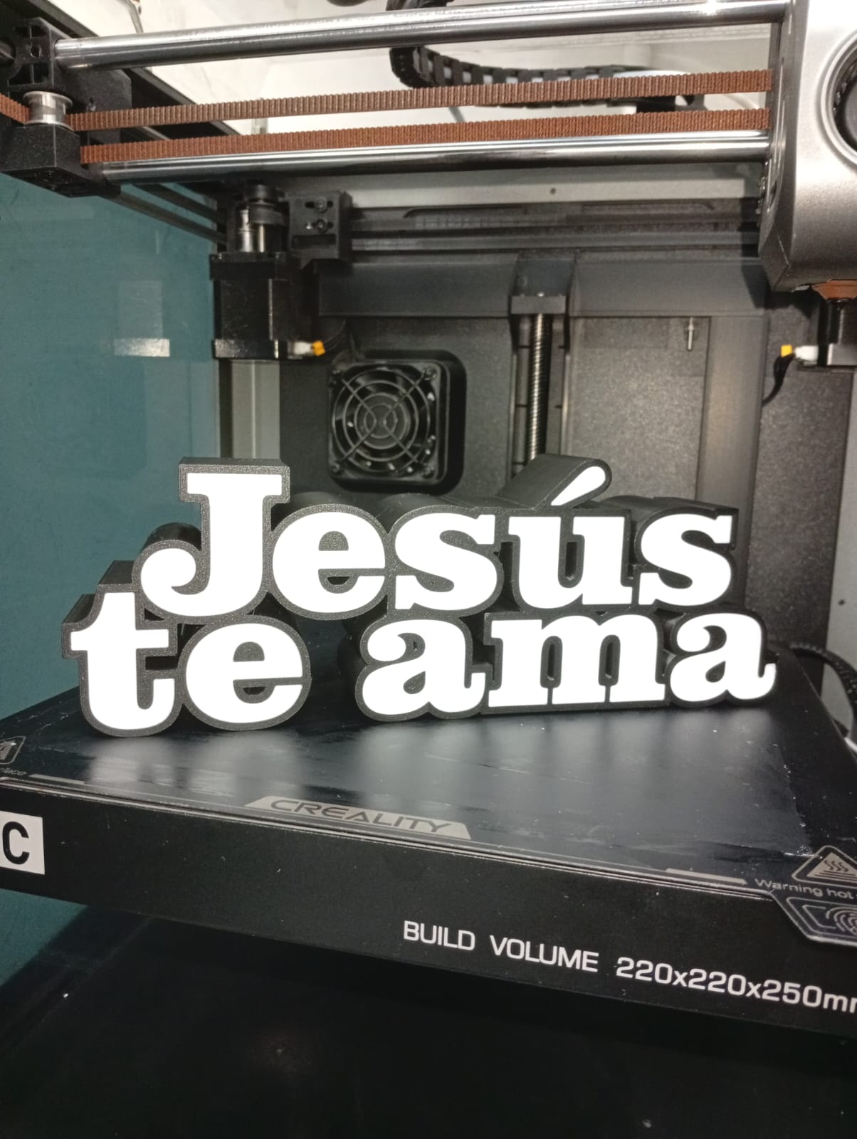 Jesus te ama letrero v.1 Multicolor