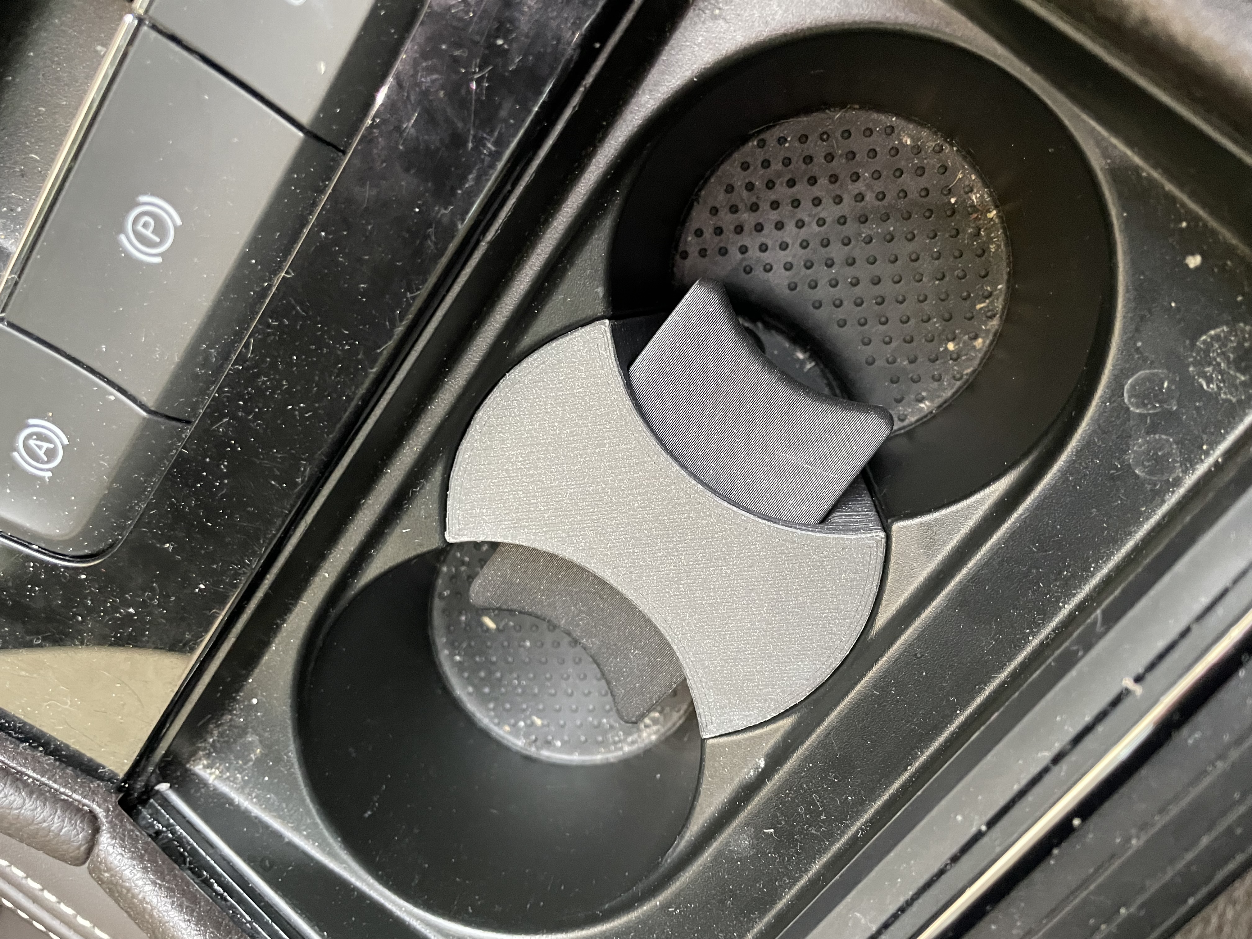 SKODA Superb sprung cup holder