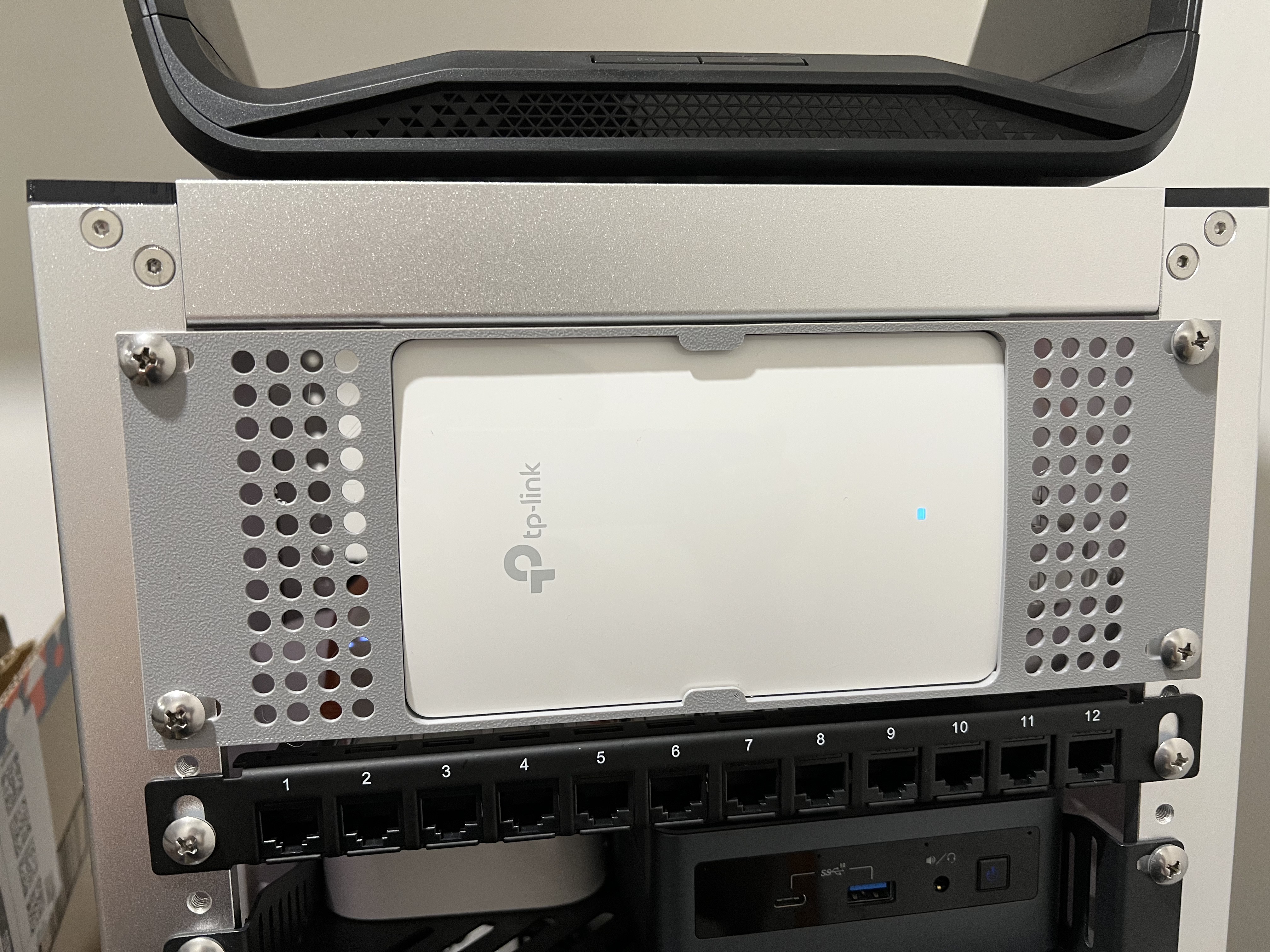 EAP235 Wall 10" rack mount