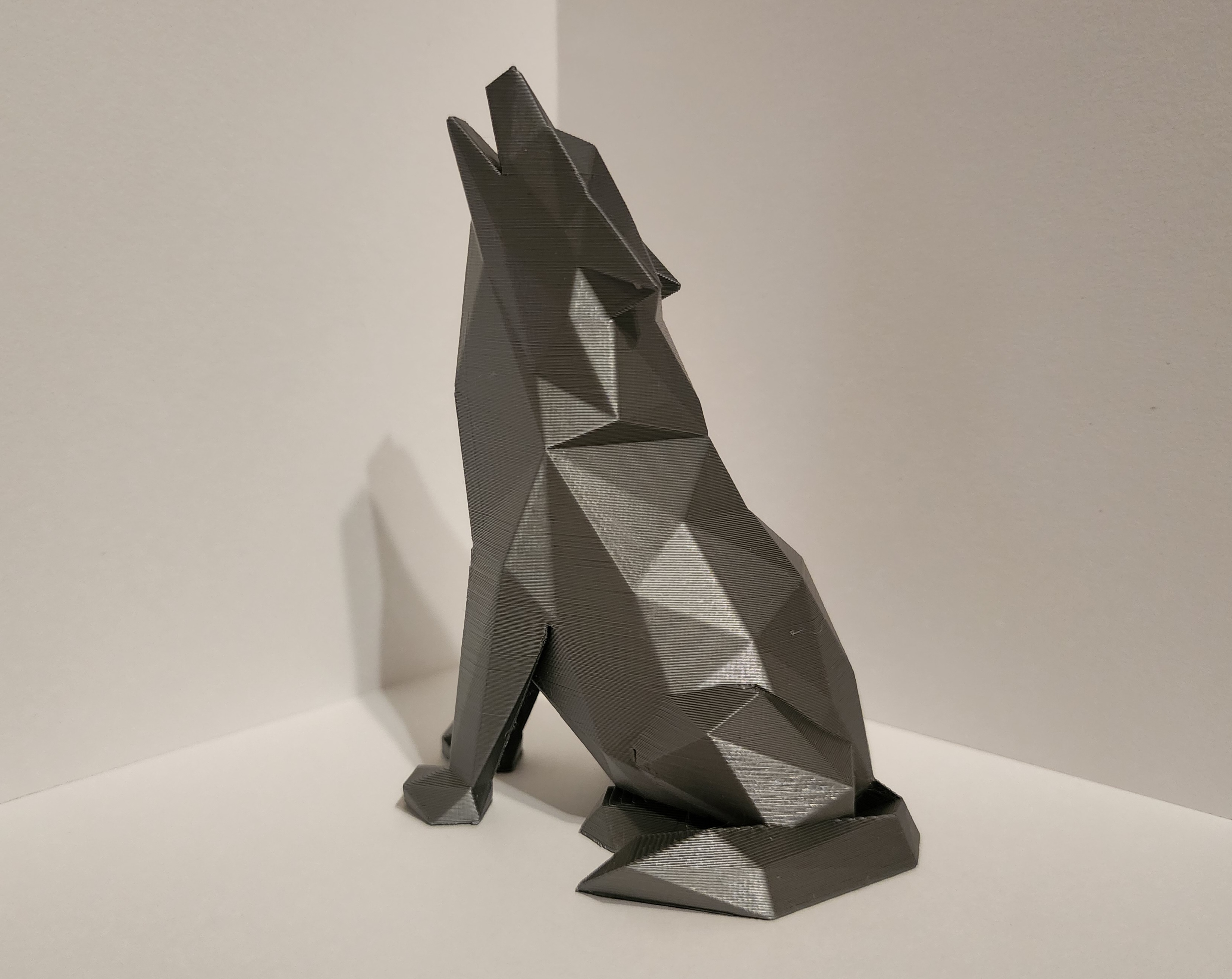 Low Poly Howling Wolf (Scraper Holder / Decoration)