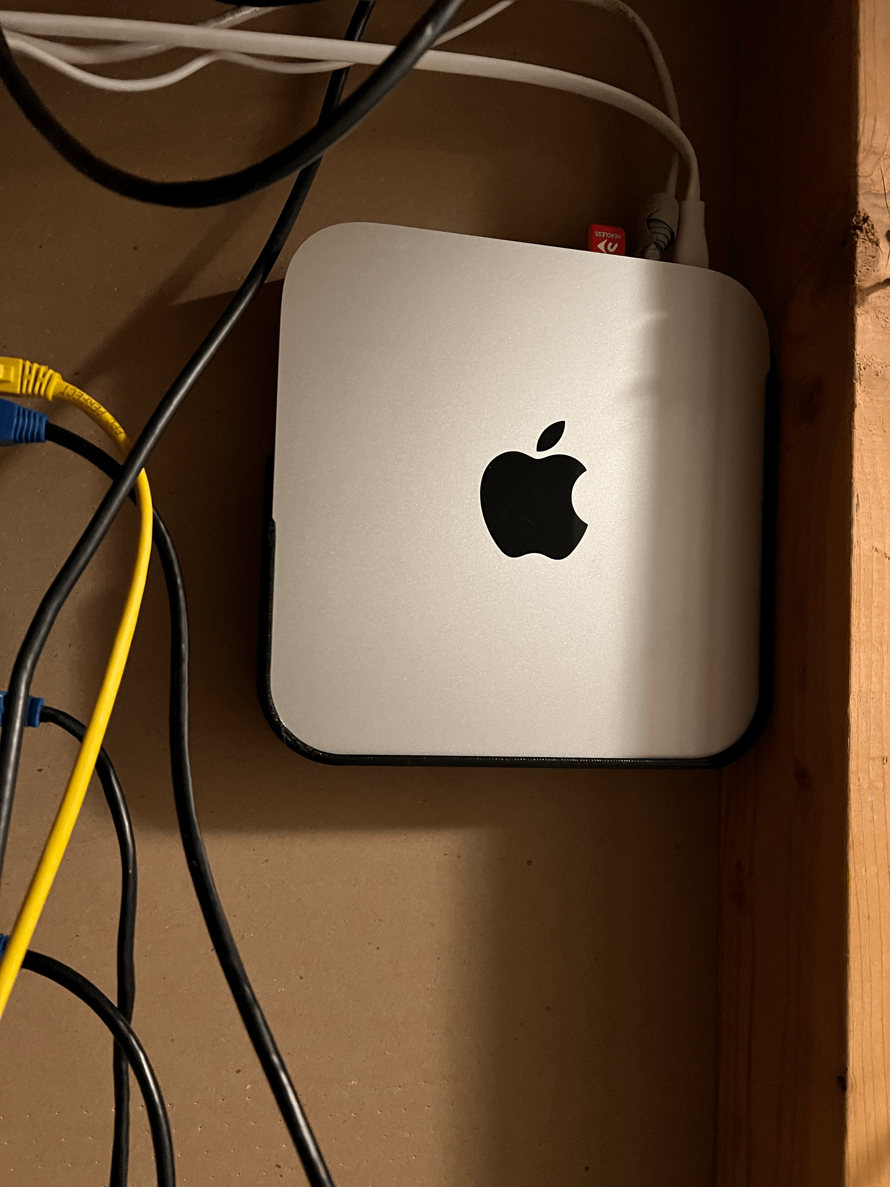 Miniatura 3 do modelo 3D Mac Mini Side Wall Mount