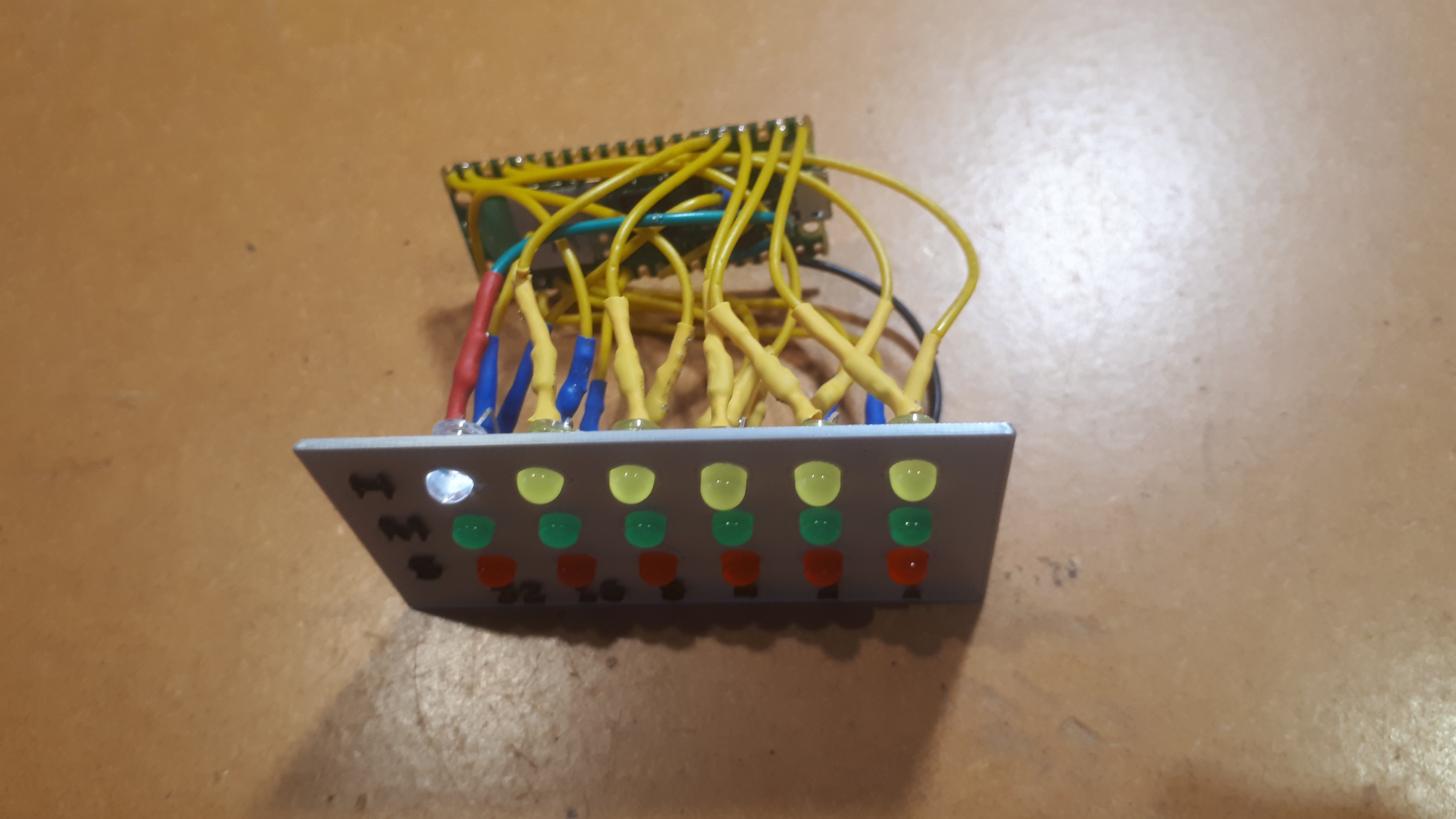 Miniatura 4 do modelo 3D Binary clock with Pico W and LEDs