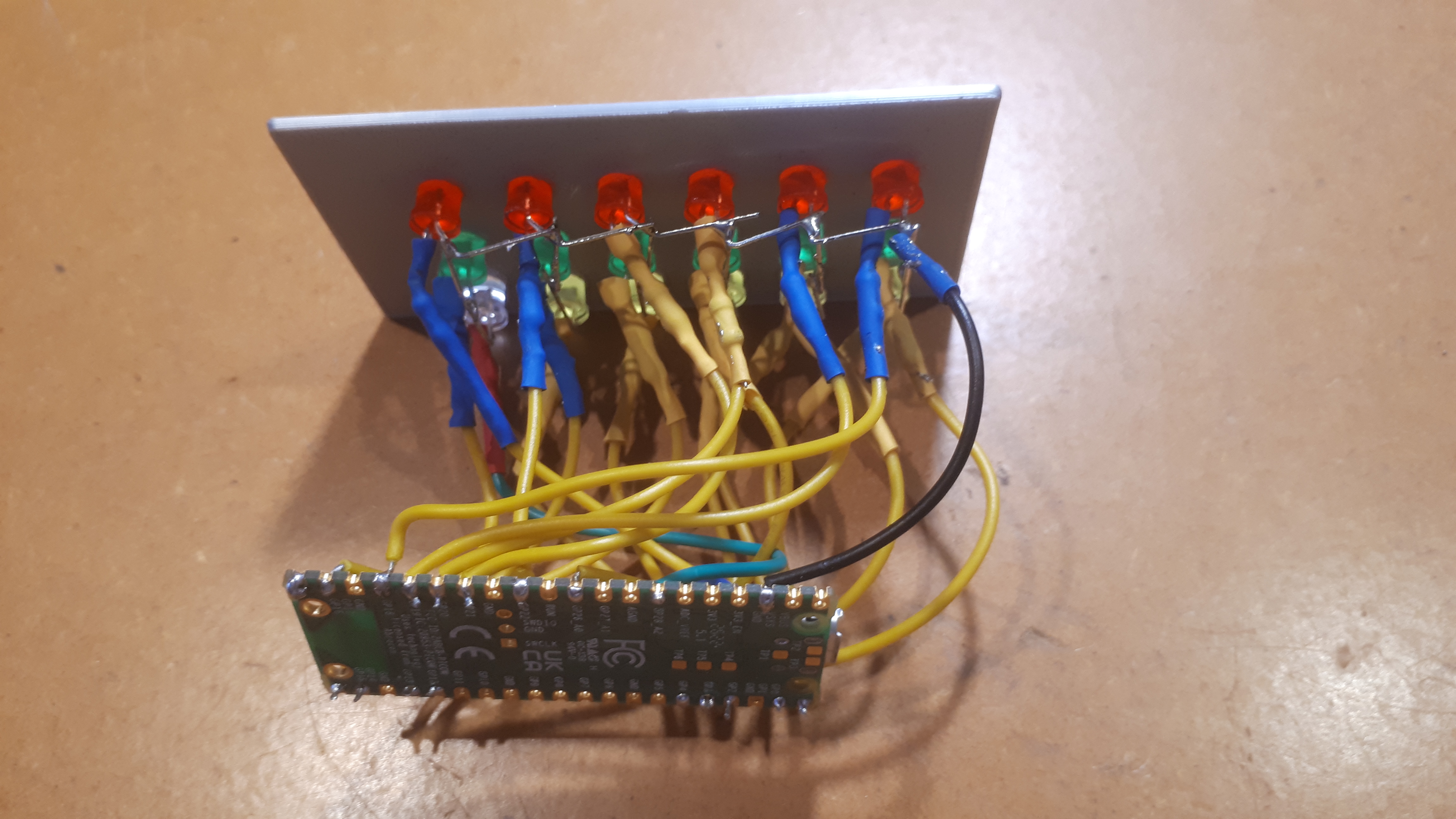 Miniatura 5 do modelo 3D Binary clock with Pico W and LEDs