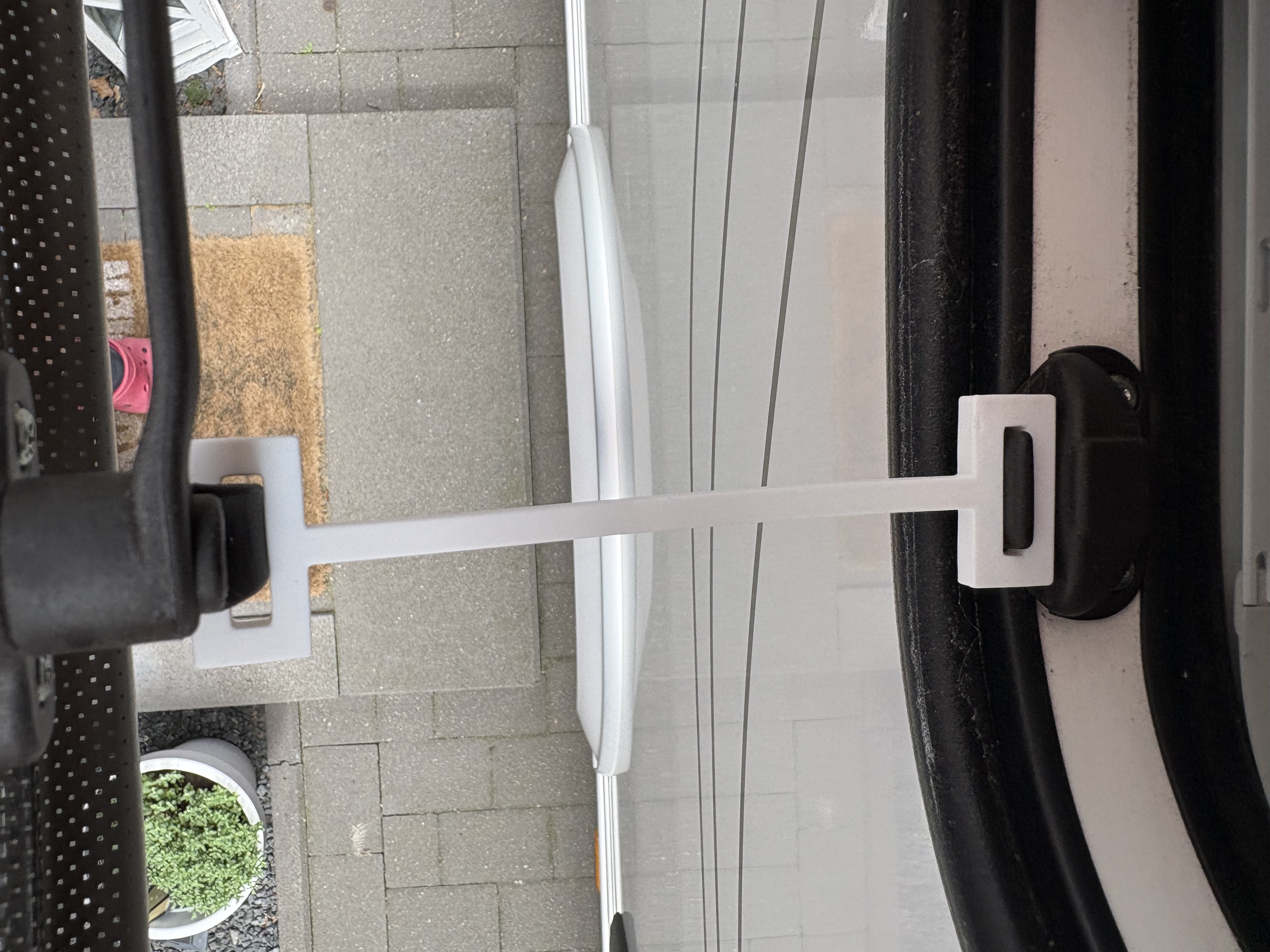 Halter zum Fixieren von Fenstern am Wohnwagen