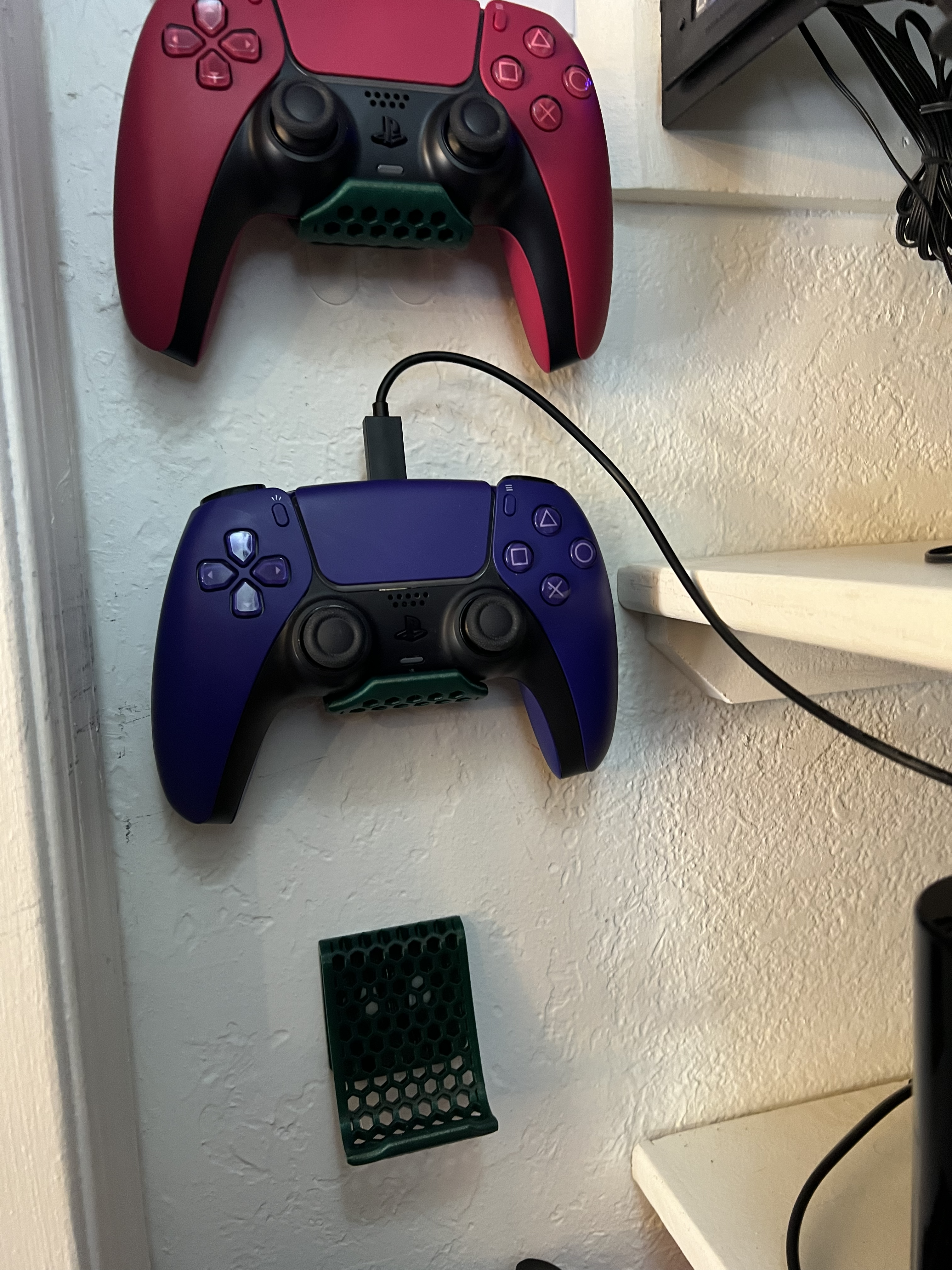 Miniatura 2 do modelo 3D PS5 and Switch controller holder/wall mount