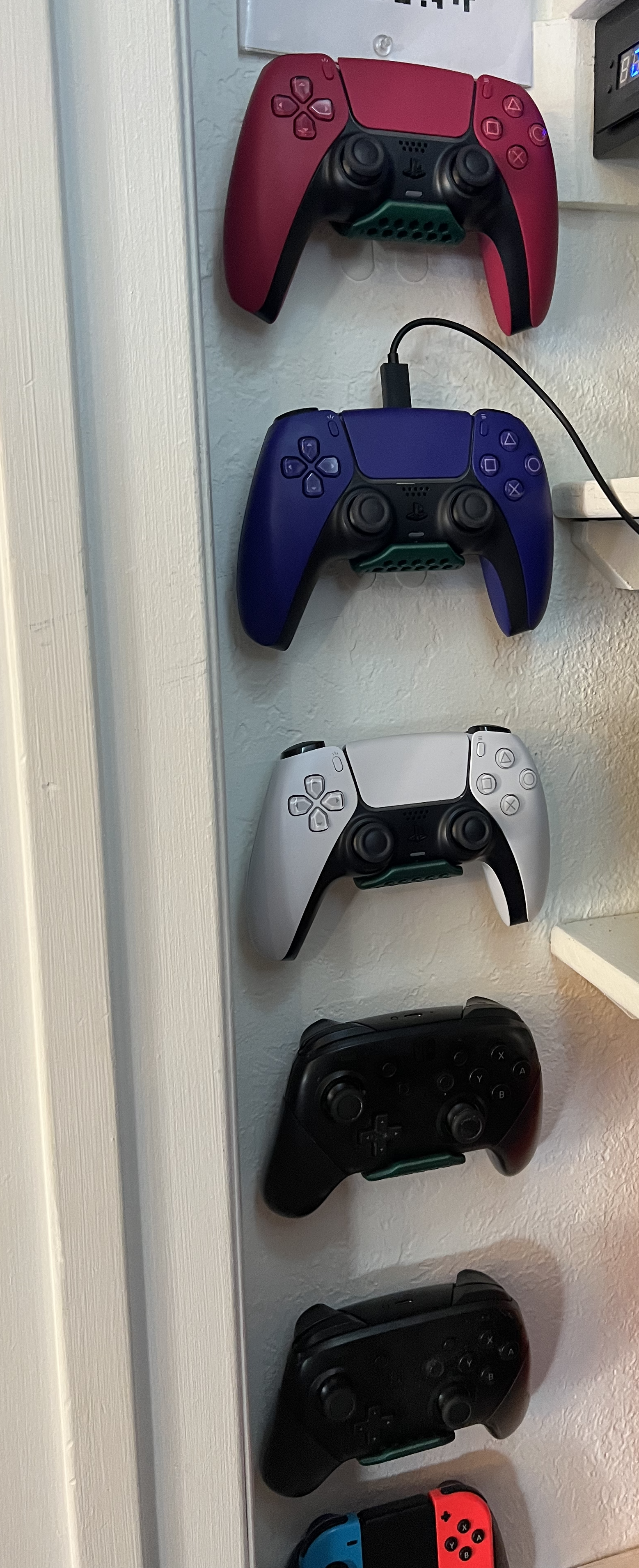 Miniatura 4 do modelo 3D PS5 and Switch controller holder/wall mount