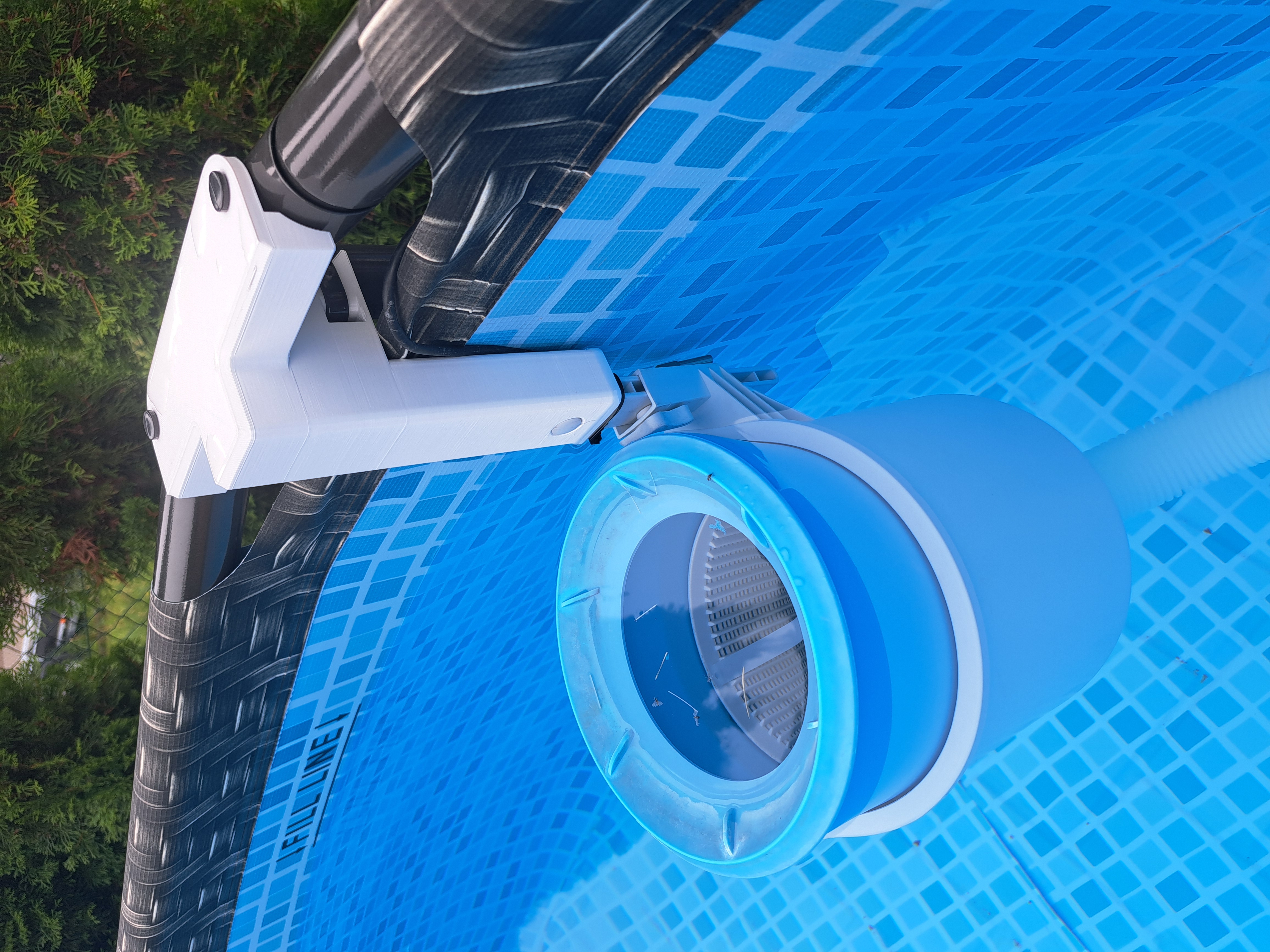 pool skimmer holder