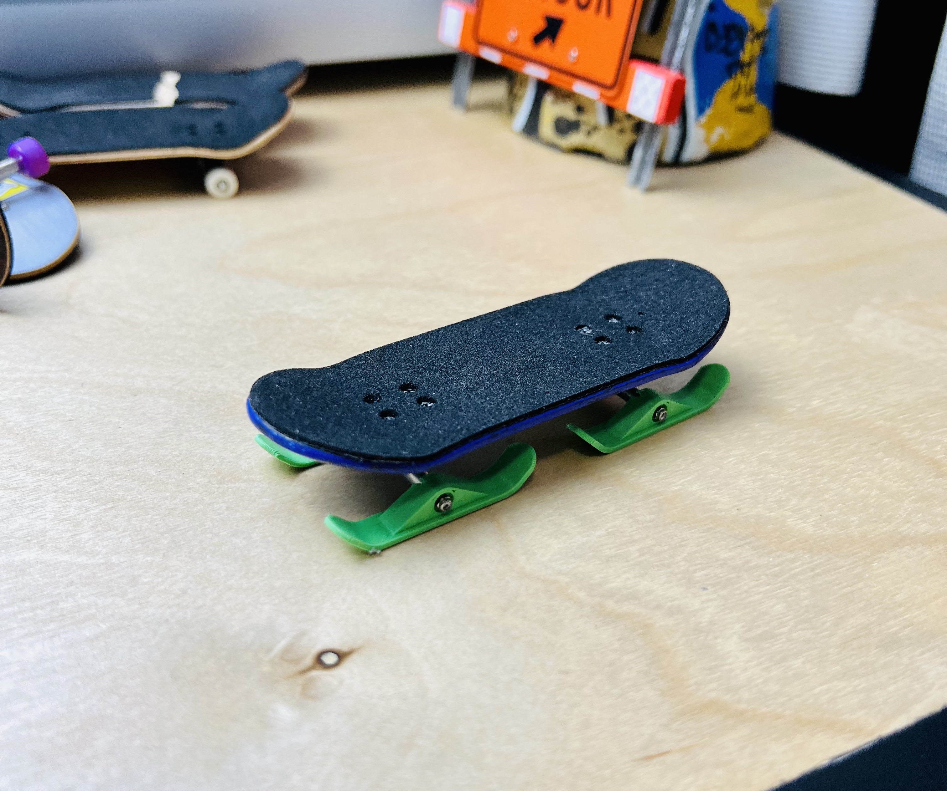 Fingerboard skis
